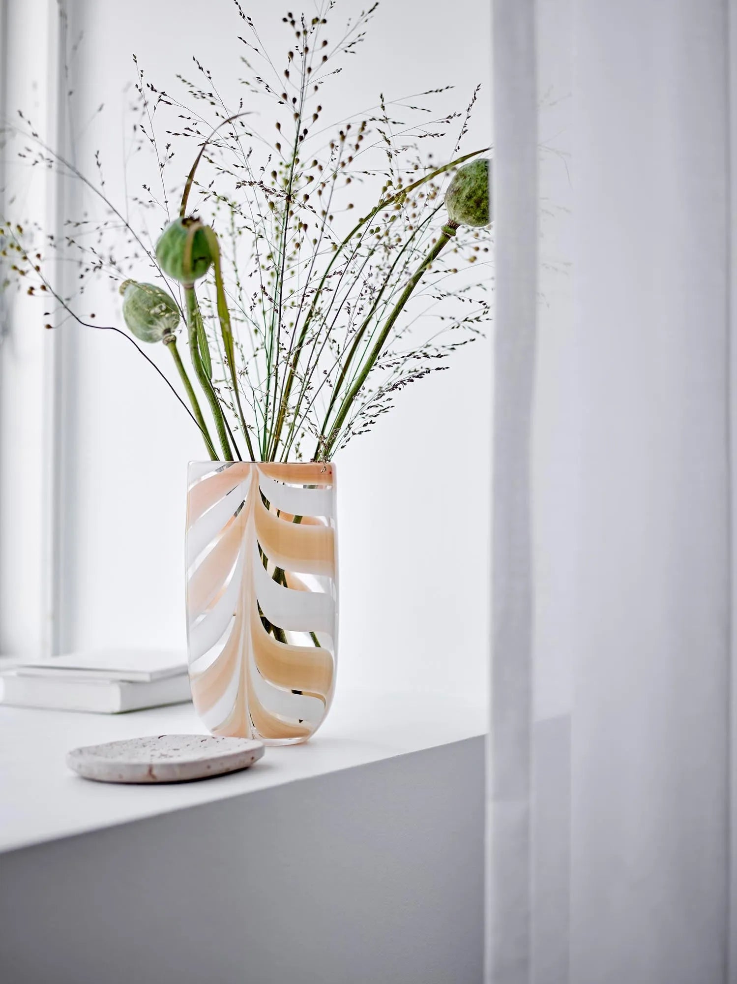 Taven Vase, Orange, Glas in Orange präsentiert im Onlineshop von KAQTU Design AG. Vase ist von Bloomingville