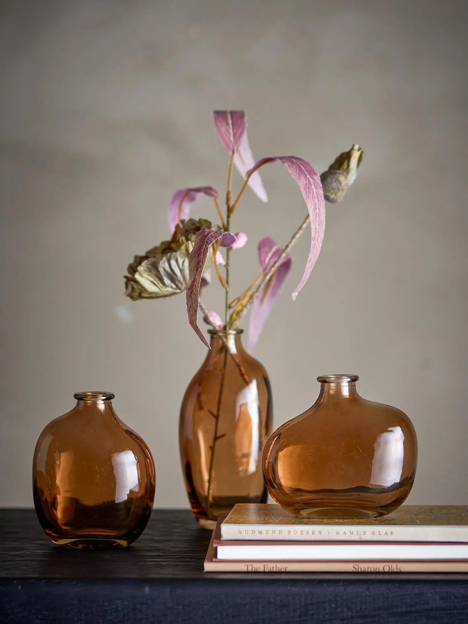 Tilia Vase, Braun, Glas in Braun präsentiert im Onlineshop von KAQTU Design AG. Vase ist von Bloomingville