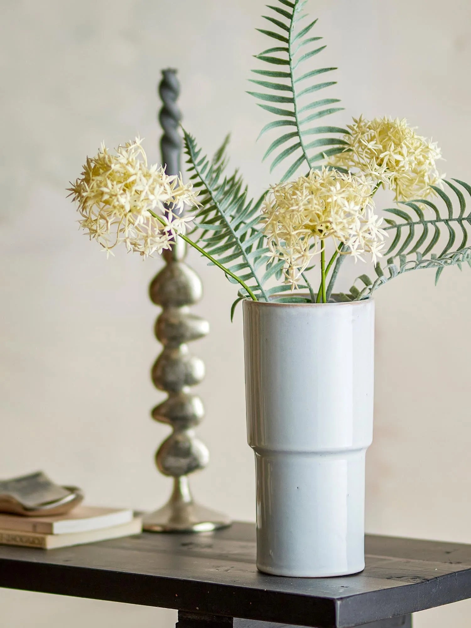 Die Marji Vase von Bloomingville vereint skandinavische Eleganz und Funktionalität in weißem Steingut, ideal für Blumen oder als Deko.