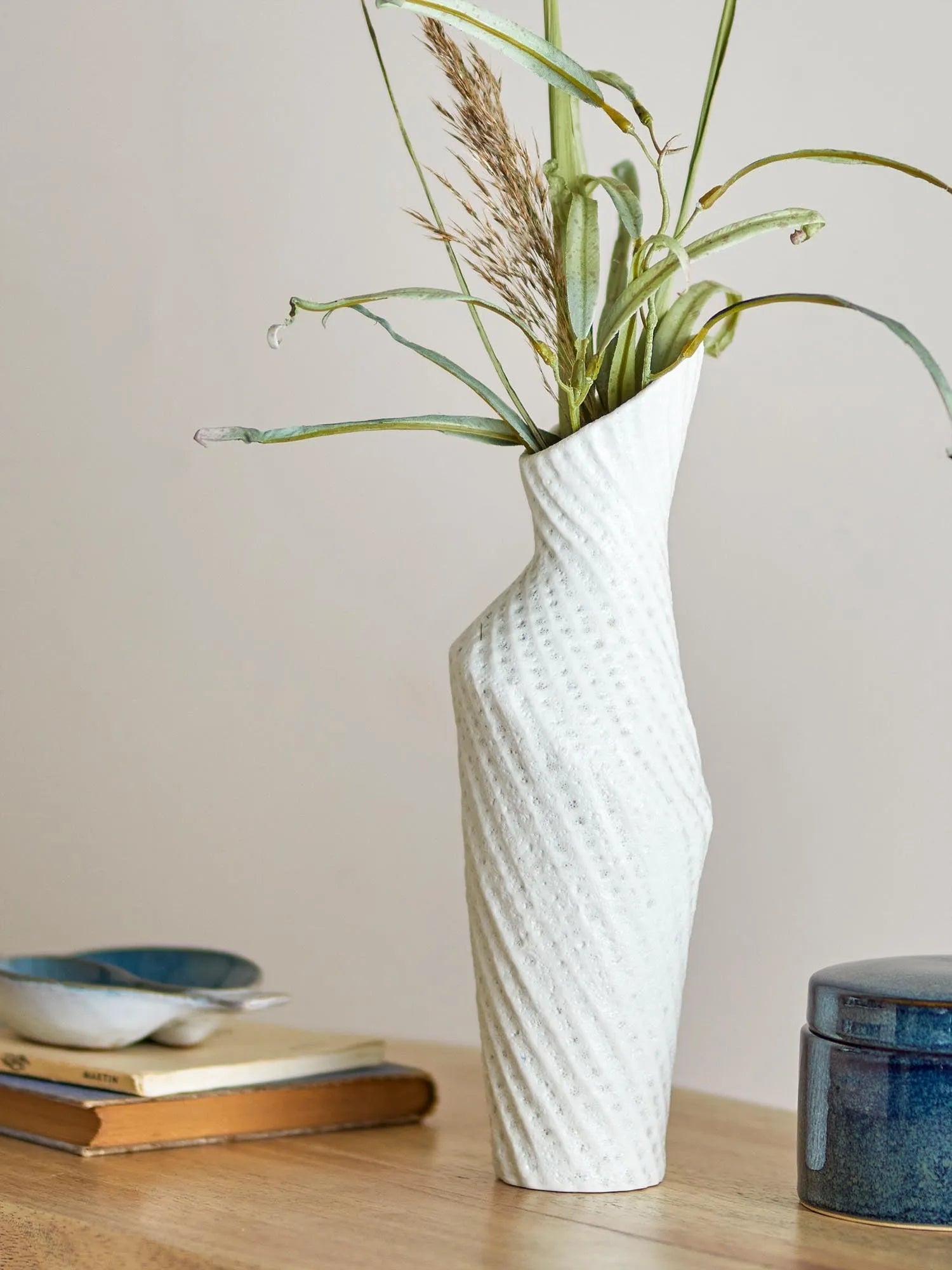 Fikla Vase, Weiss, Steingut in Weiß präsentiert im Onlineshop von KAQTU Design AG. Vase ist von Creative Collection