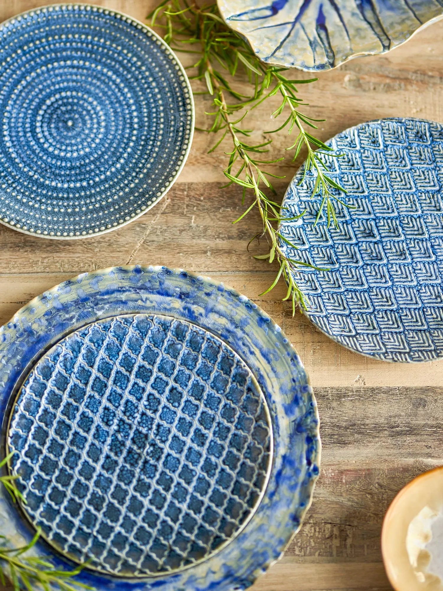 Elanor Teller, Blau, Steingut in Blau präsentiert im Onlineshop von KAQTU Design AG. Teller ist von Creative Collection