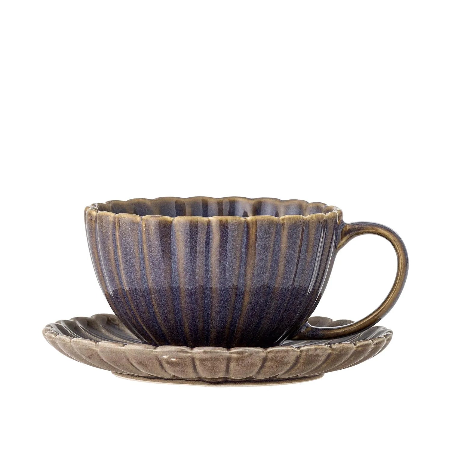 Latina Tasse mit Untertasse, Violett, Steingut in Lila präsentiert im Onlineshop von KAQTU Design AG. Tasse ist von Bloomingville