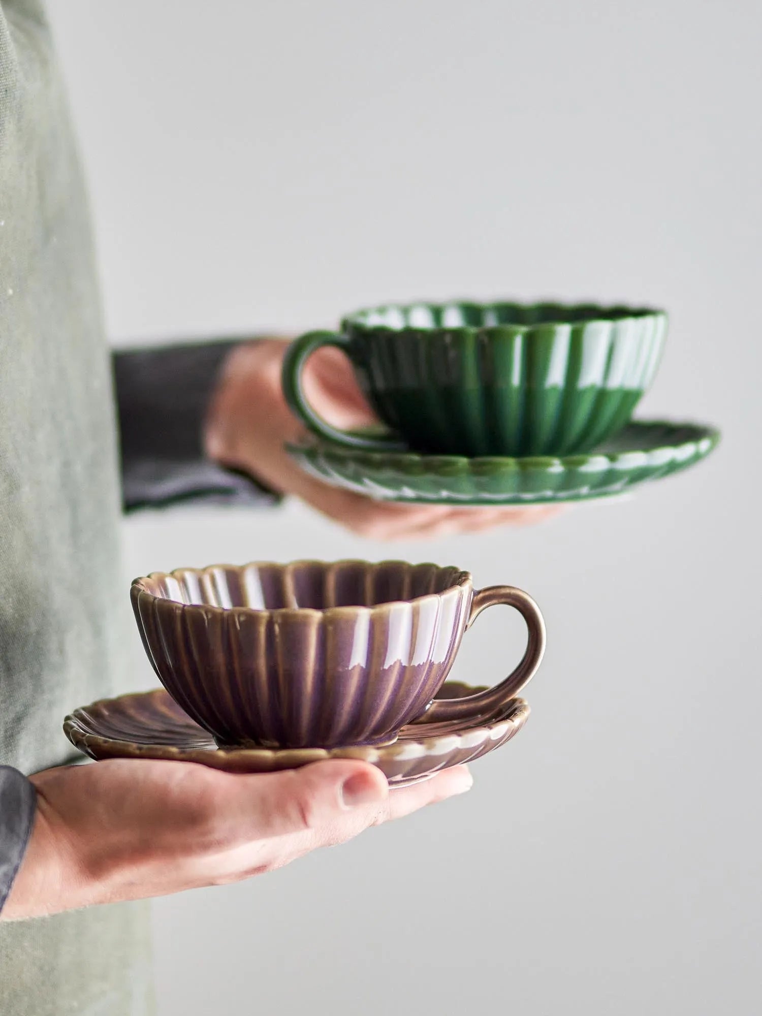 Elegante violette Tasse mit Untertasse aus Steingut, ideal für stilvolle Kaffeepausen. Handwerkskunst mit einzigartiger Glasur.