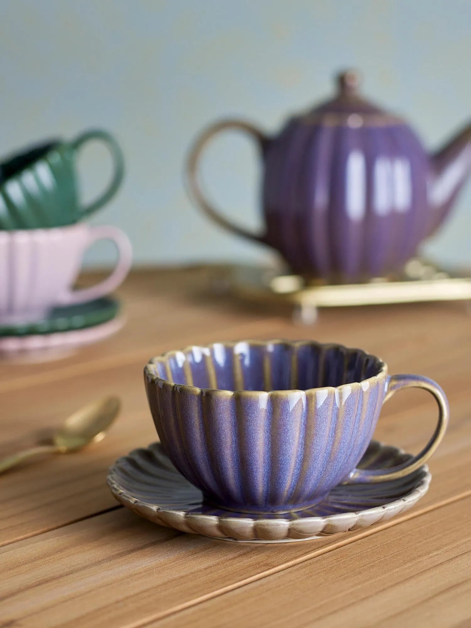 Latina Tasse mit Untertasse, Violett, Steingut in Lila präsentiert im Onlineshop von KAQTU Design AG. Tasse ist von Bloomingville