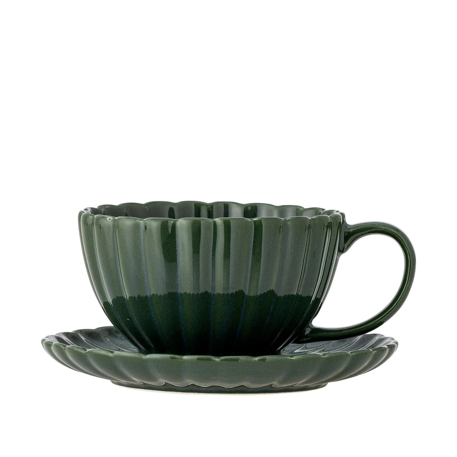 Latina Tasse mit Untertasse, Grün, Steingut in Grün präsentiert im Onlineshop von KAQTU Design AG. Tasse ist von Bloomingville