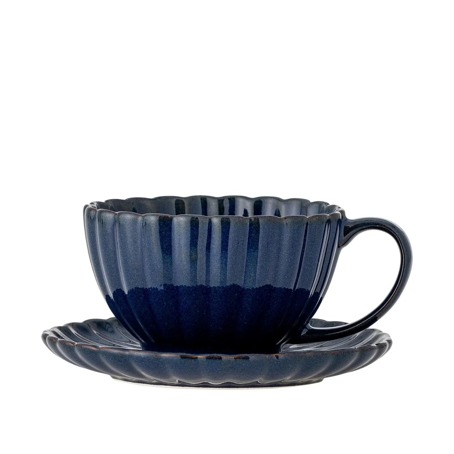 Elegante Latina Tasse mit Untertasse aus blauem Steingut von Bloomingville – robust, stilvoll und einzigartig handgefertigt.