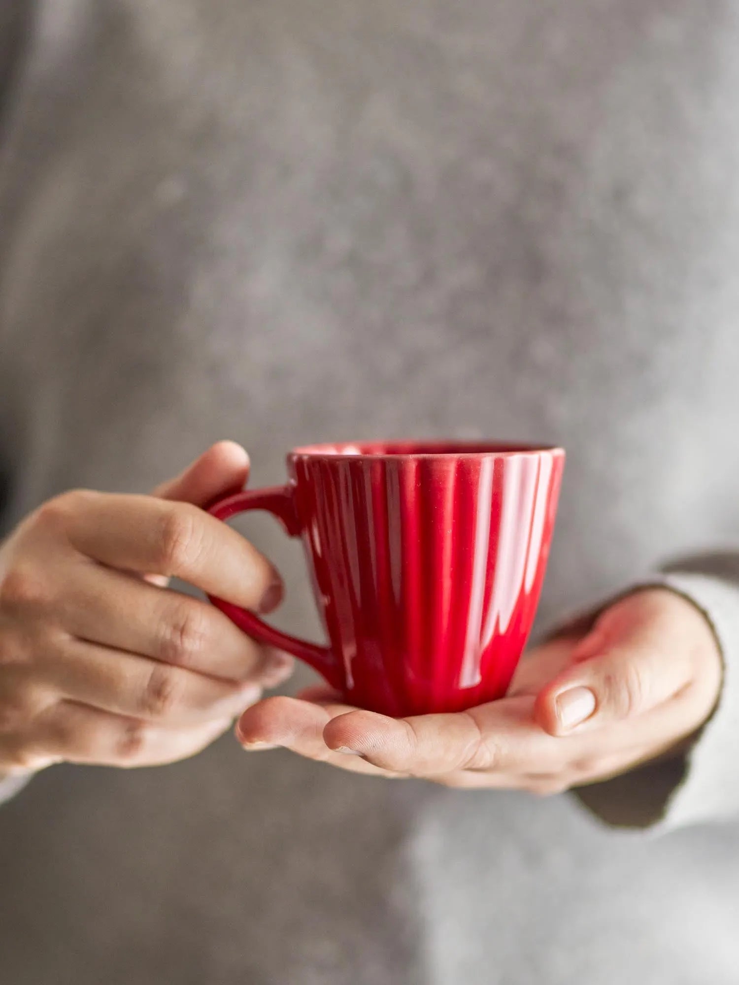 Der Latina Becher in Rot von Bloomingville: Handgefertigtes Steingut mit einzigartiger Glasur, spülmaschinen- und mikrowellengeeignet.