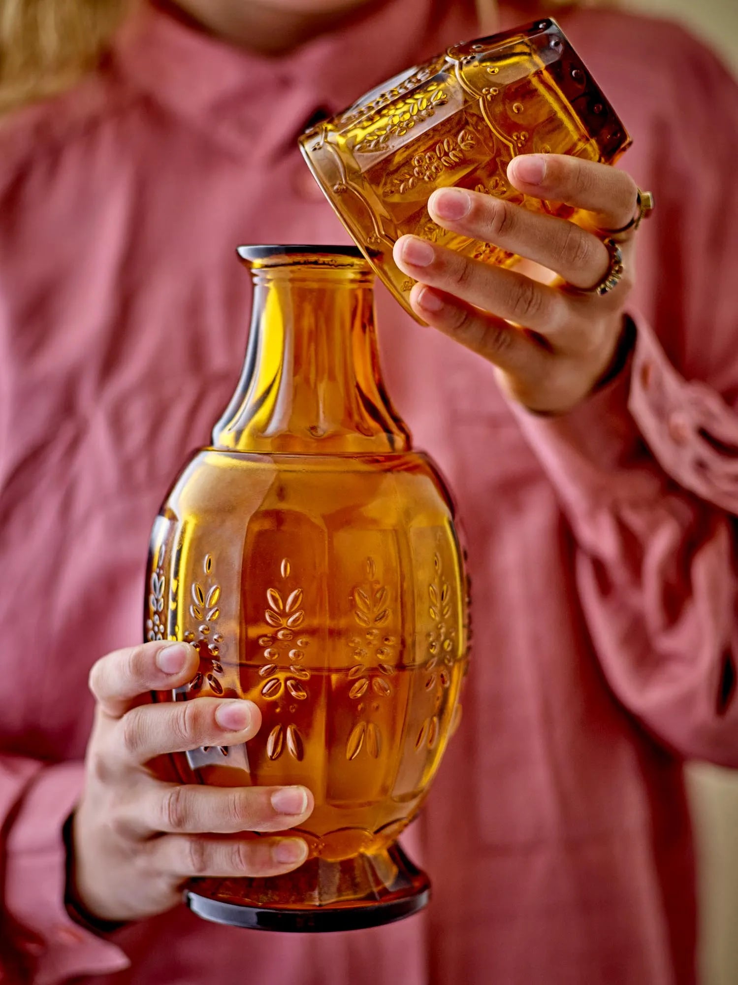 Eleganter Dekanter & Glas in warmem Braun, ideal für stilvolle Getränkeservierung und harmonische Tischdekoration.