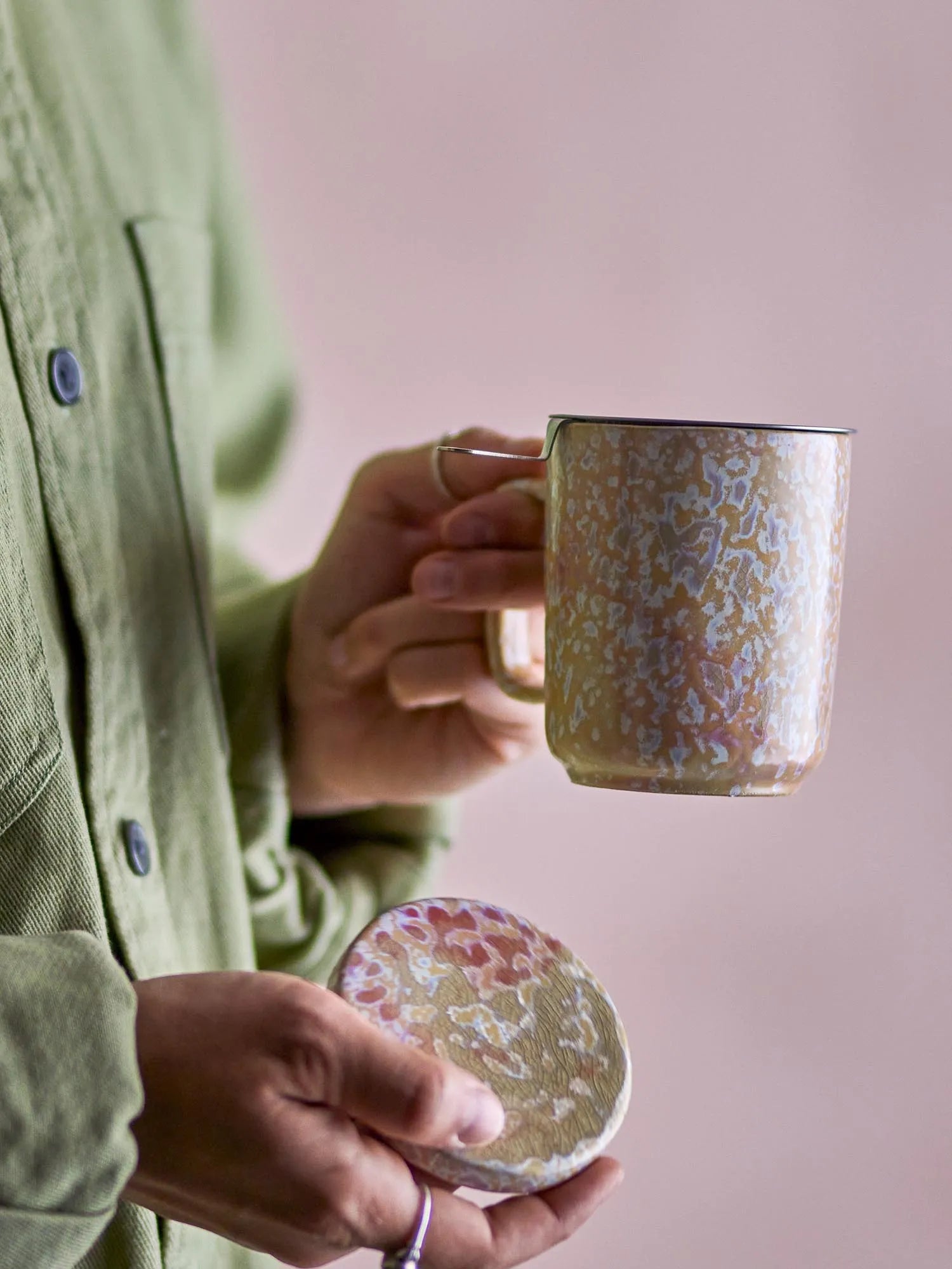 Yuma Becher m/Deckel und Teesieb, Grün, Steingut in Grün präsentiert im Onlineshop von KAQTU Design AG. Tasse ist von Creative Collection