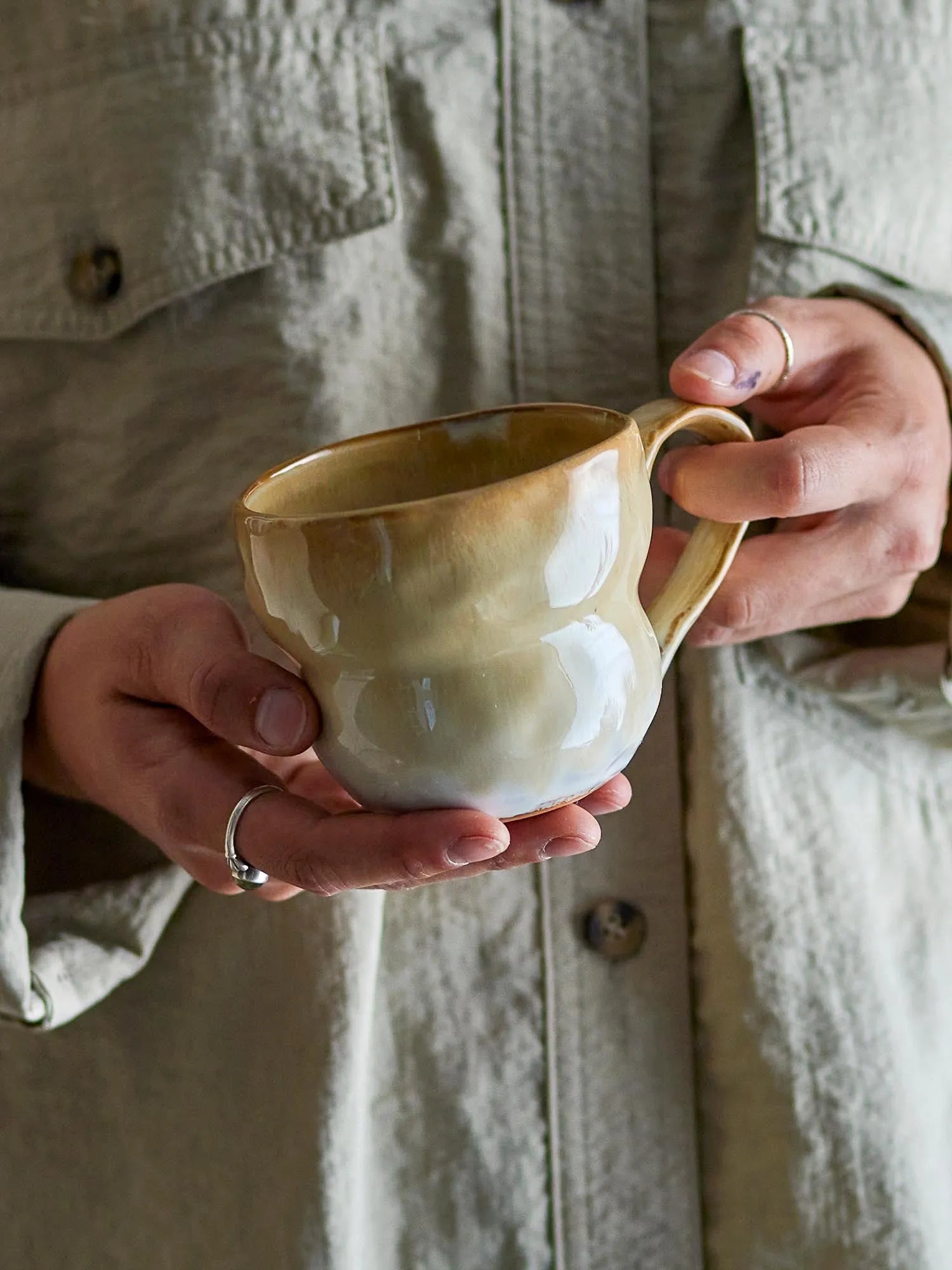 Die Nara Tasse aus Steingut besticht durch ihre natürliche Eleganz und einzigartige Glasur, die jedes Stück zum Unikat macht.