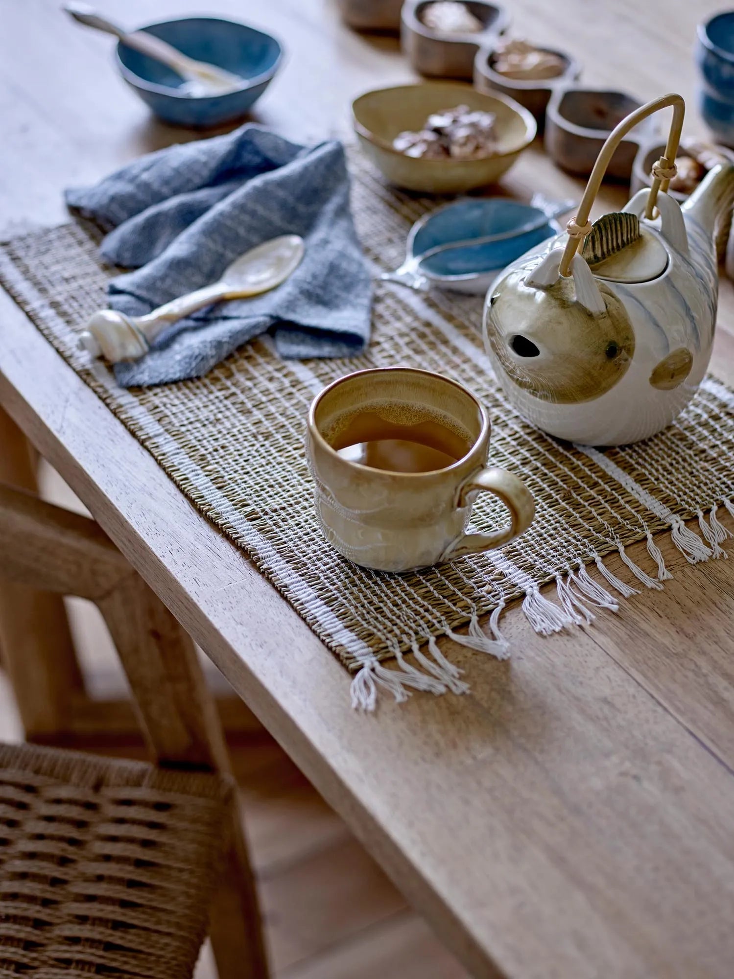 Die Nara Tasse aus Steingut besticht durch ihre natürliche Eleganz und einzigartige Glasur, die jedes Stück zum Unikat macht.