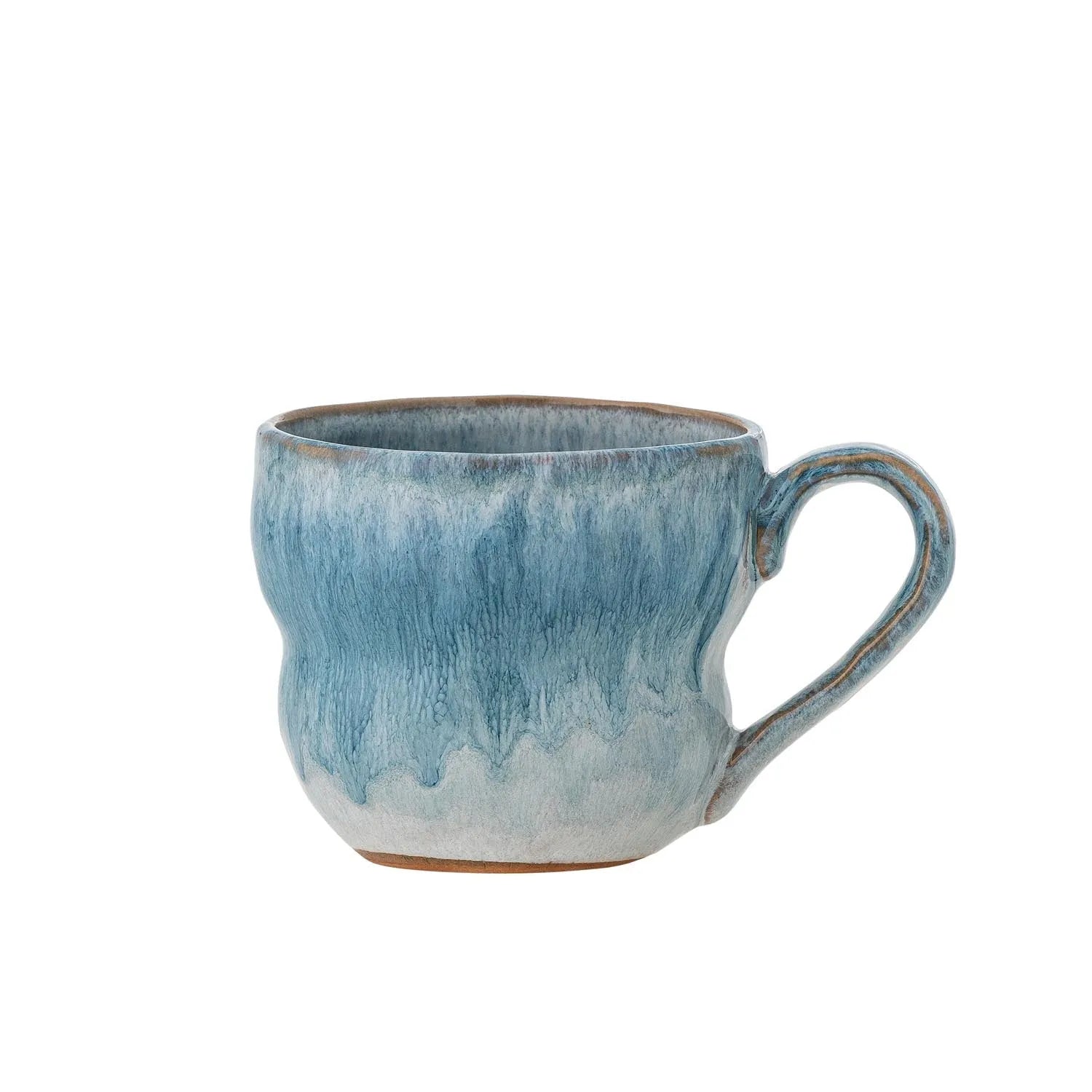 Die Nara Tasse in Blau aus hochwertigem Steingut besticht durch reaktive Glasur und ergonomisches Design. Einzigartig und elegant.