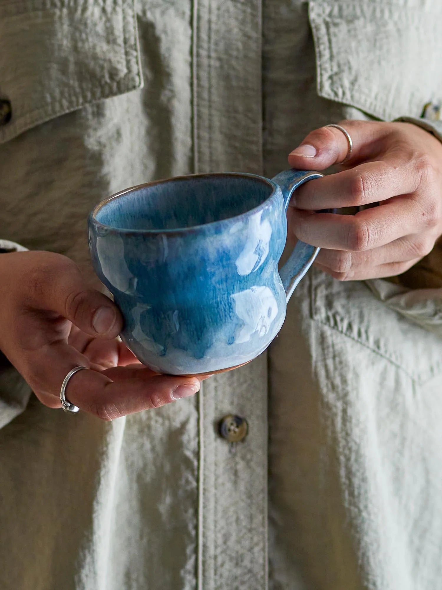 Die Nara Tasse in Blau vereint handgefertigte Eleganz mit einzigartiger Glasur und ergonomischem Design für stilvollen Genuss.