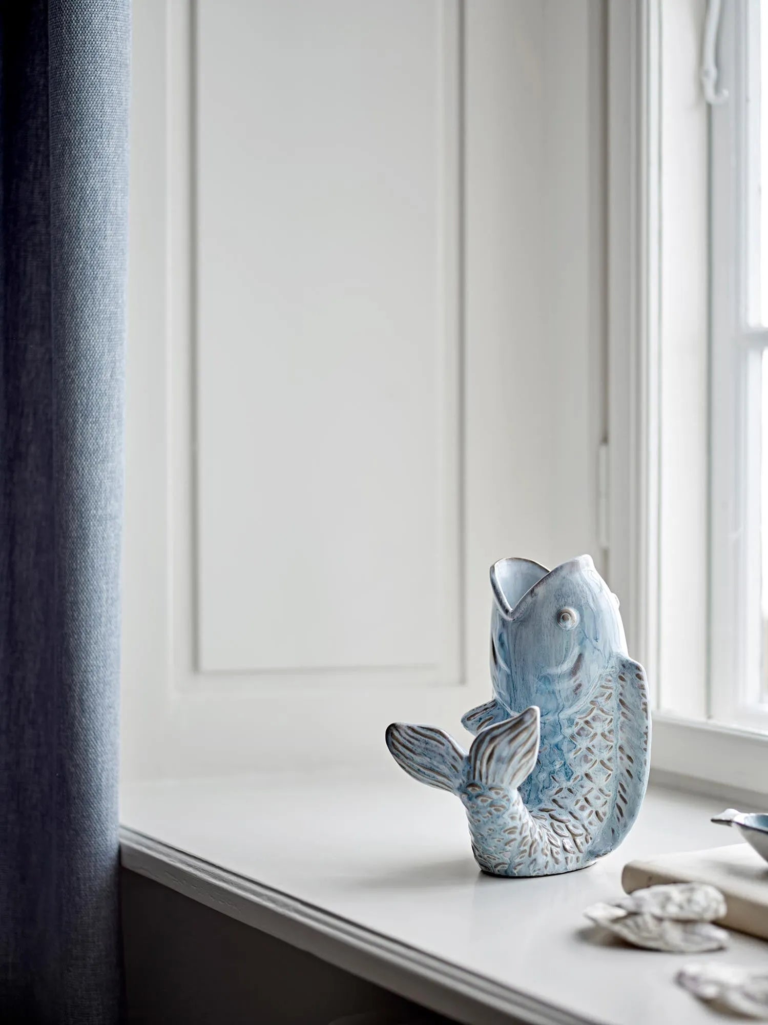 Hiro Vase, Blau, Steingut in Blau präsentiert im Onlineshop von KAQTU Design AG. Vase ist von Creative Collection