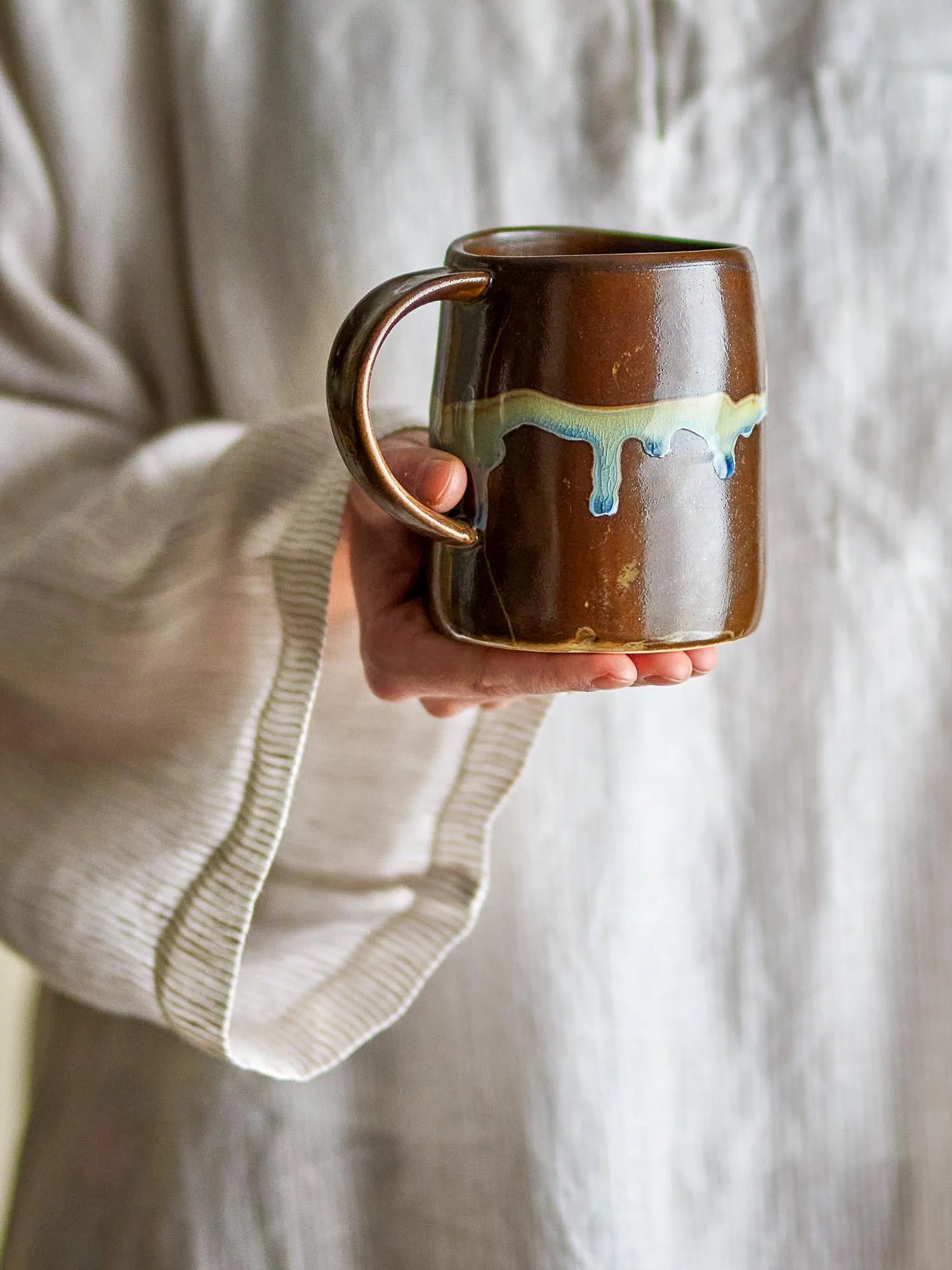 Eleganter Yori Becher aus braunem Steingut mit einzigartiger Glasur, langlebig und stilvoll für heiße und kalte Getränke.