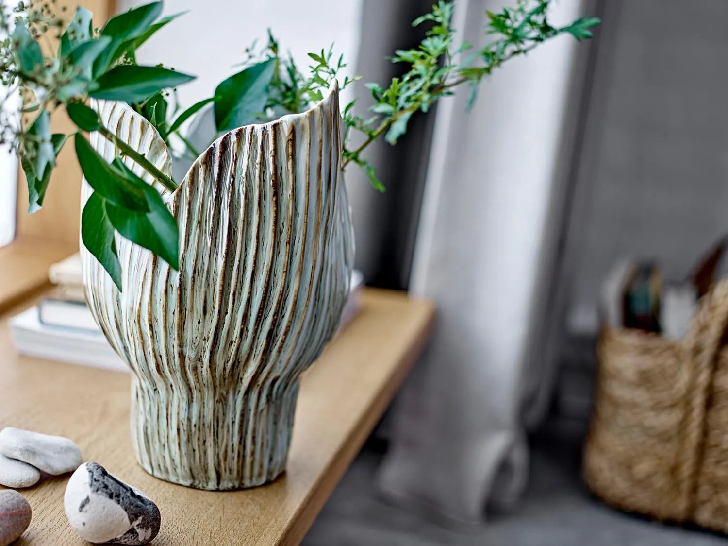 Die Mahira Vase von Bloomingville: Handgefertigtes Steingut in Grün, inspiriert von der Natur, für zeitlose Eleganz.