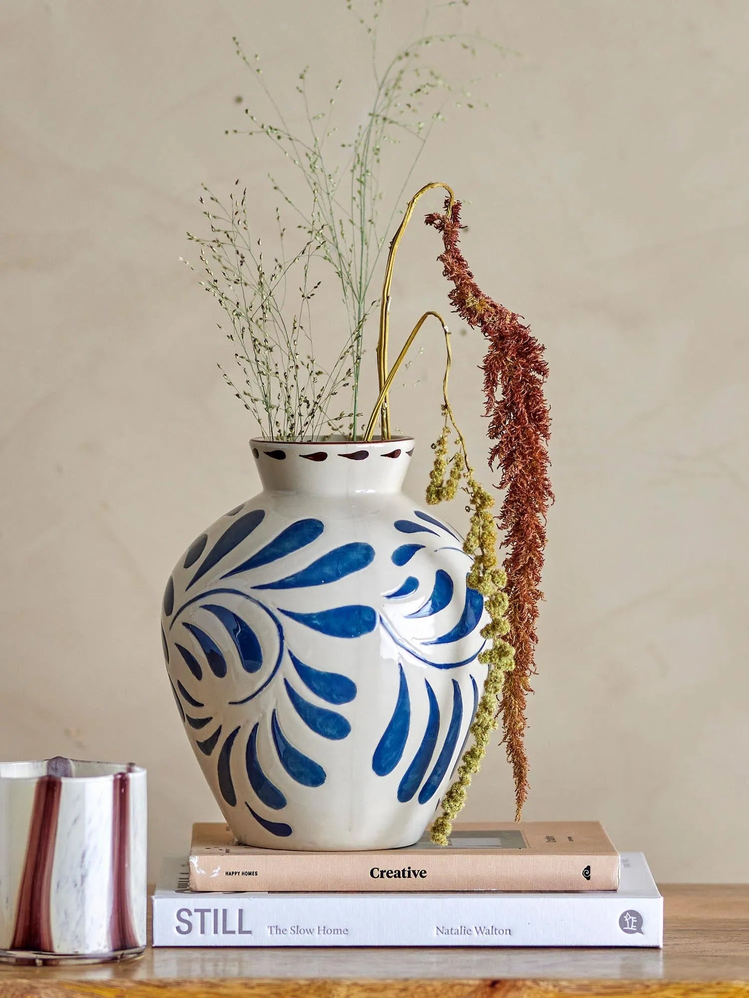 Heikki Vase, Blue, Steingut in Blau präsentiert im Onlineshop von KAQTU Design AG. Vase ist von Bloomingville