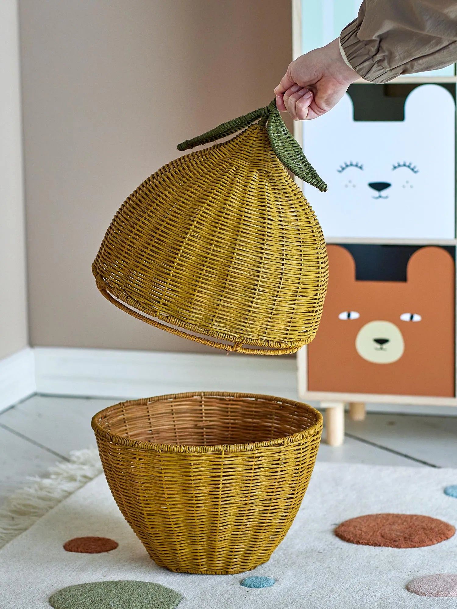 Sage Korb mit Deckel, Gelb, Rattan in Gelb präsentiert im Onlineshop von KAQTU Design AG. Aufbewahrungskorb ist von Bloomingville Mini