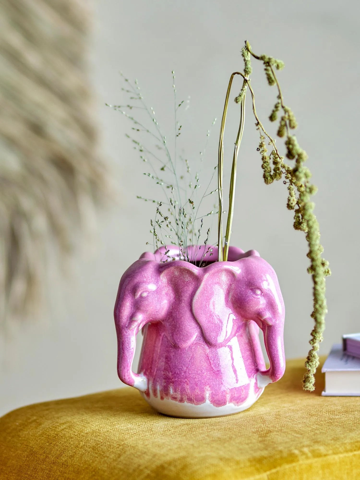 Pontus Vase, Pink, Steingut in Rosa präsentiert im Onlineshop von KAQTU Design AG. Vase ist von Bloomingville