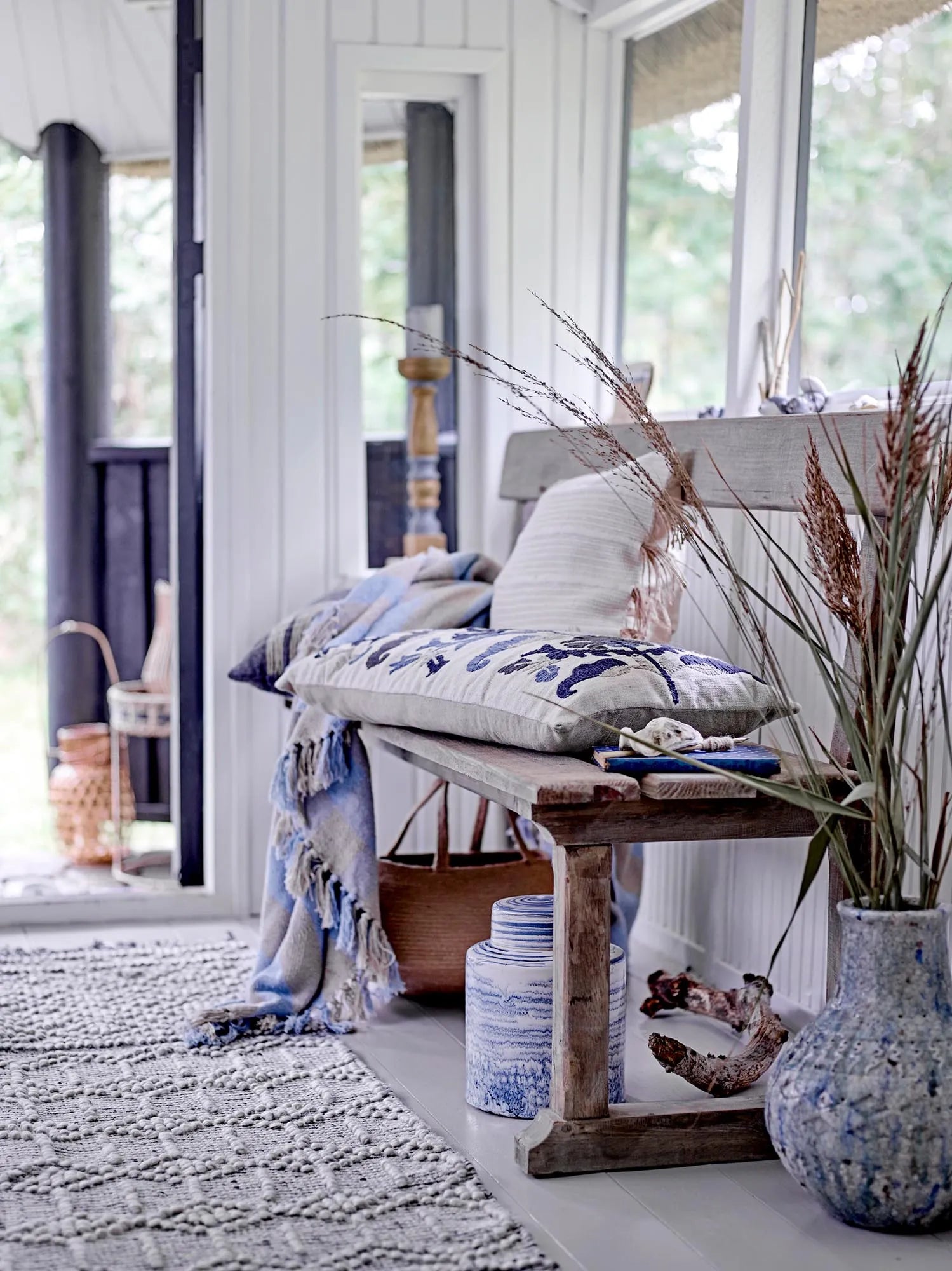 Die Largs Decke aus recycelter Baumwolle vereint Nachhaltigkeit mit Stil. Mit Karos und Streifen in Blau und Naturtönen.