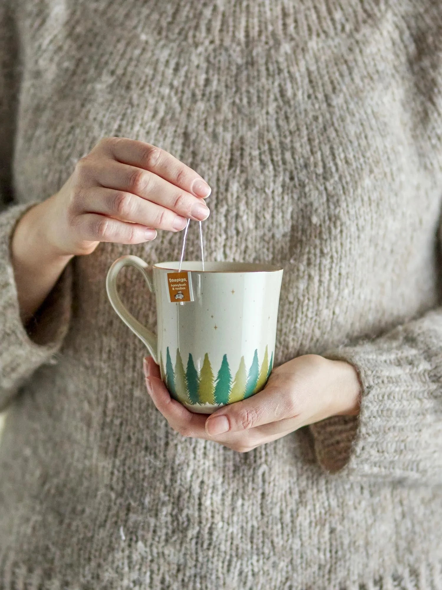 Der Spruce Becher von Bloomingville: Elegantes Steingut mit Tannenbaum-Motiv und goldenem Rand, ideal für stilvolle Genussmomente.