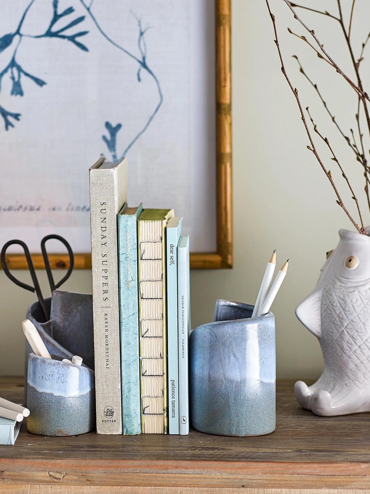 Elegante Buchstütze aus blauem Steingut mit einzigartiger Glasur, die jedem Raum künstlerische Tiefe verleiht.