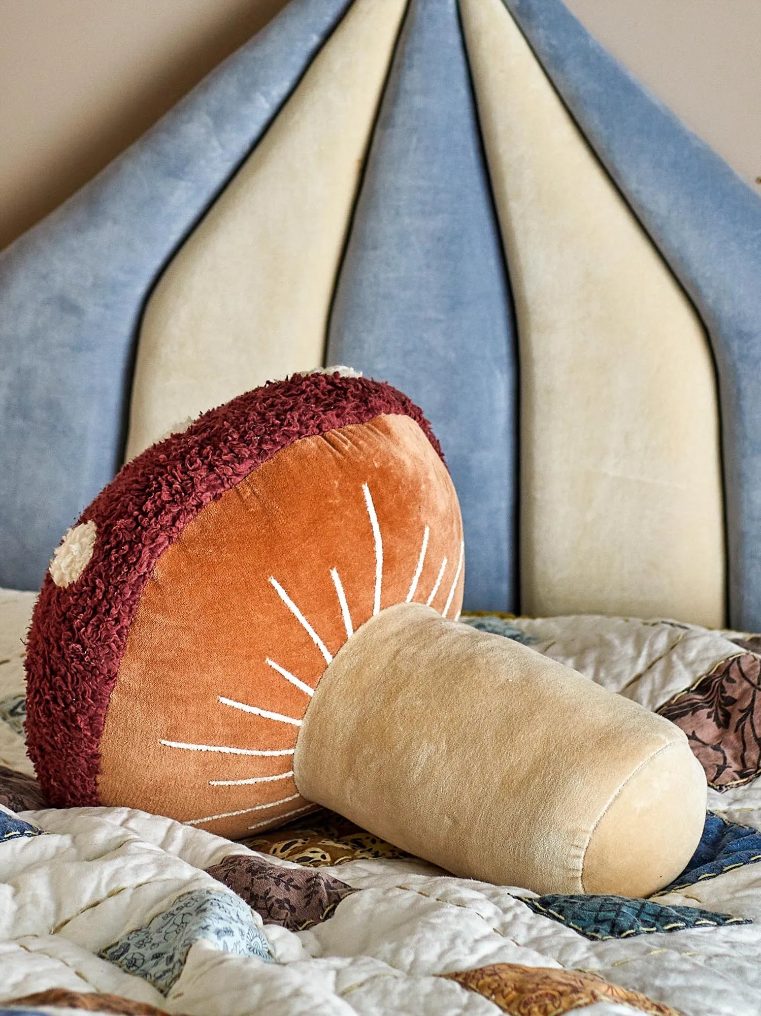 Mushroom Kissen, Rot, Baumwolle in Rot präsentiert im Onlineshop von KAQTU Design AG. Deko Kissen ist von Bloomingville Mini