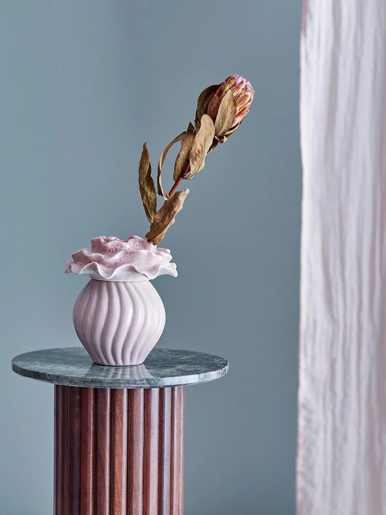 Petalia Vase, Rose, Steingut in Rose präsentiert im Onlineshop von KAQTU Design AG. Vase ist von Bloomingville