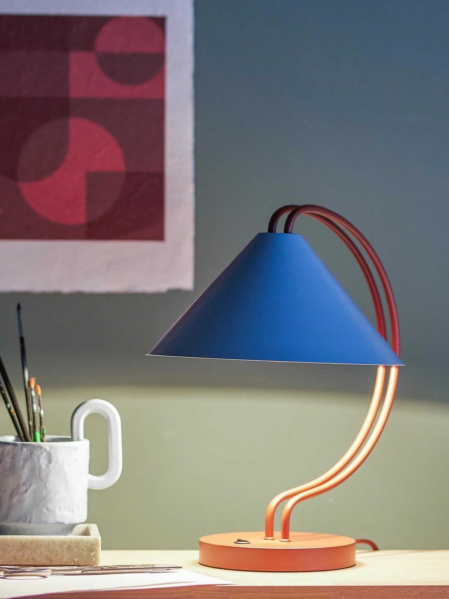 Janya Tischlampe, Rot, Metall in Rot präsentiert im Onlineshop von KAQTU Design AG. Tischleuchte ist von Bloomingville