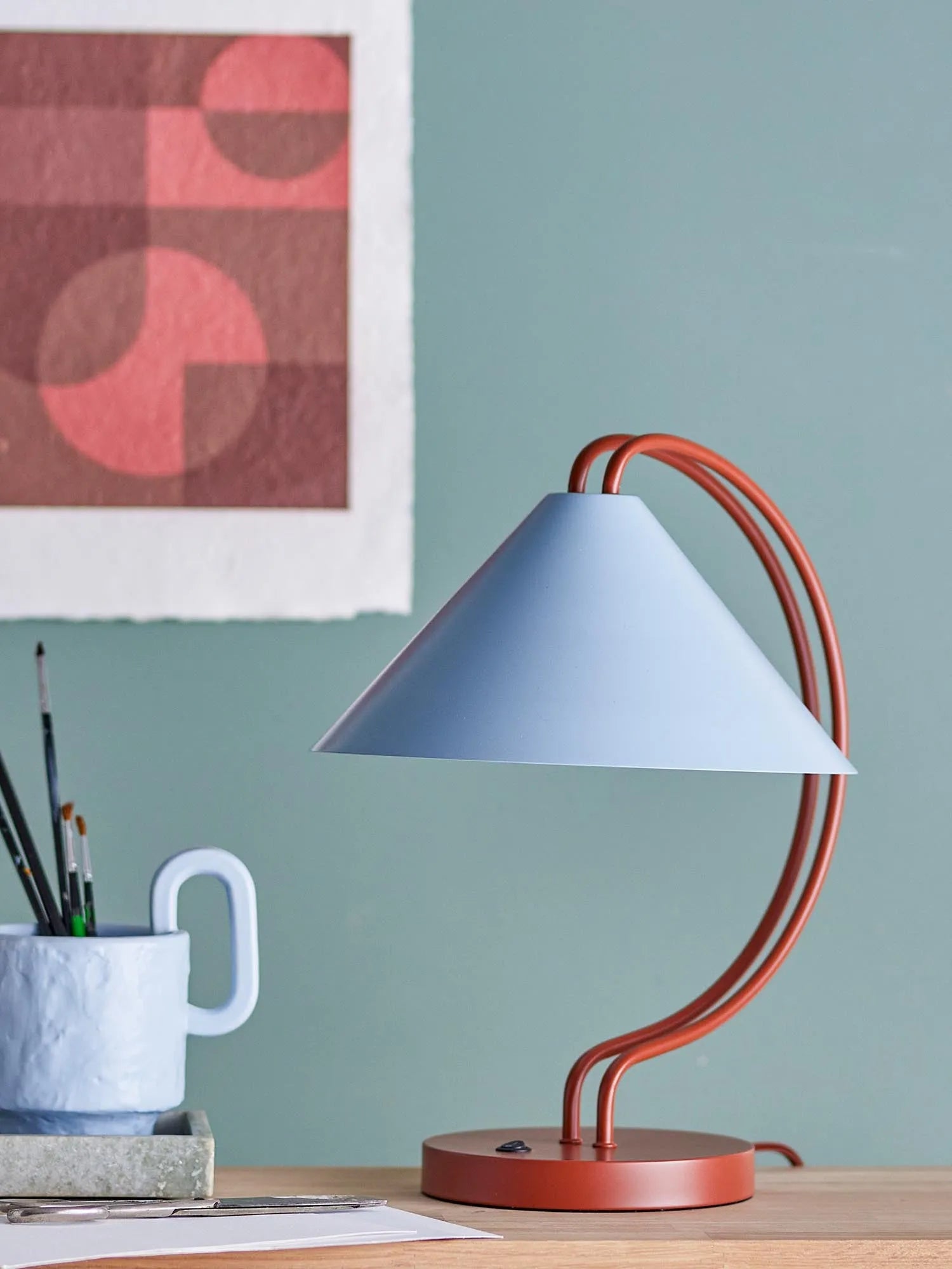 Janya Tischlampe, Rot, Metall in Rot präsentiert im Onlineshop von KAQTU Design AG. Tischleuchte ist von Bloomingville