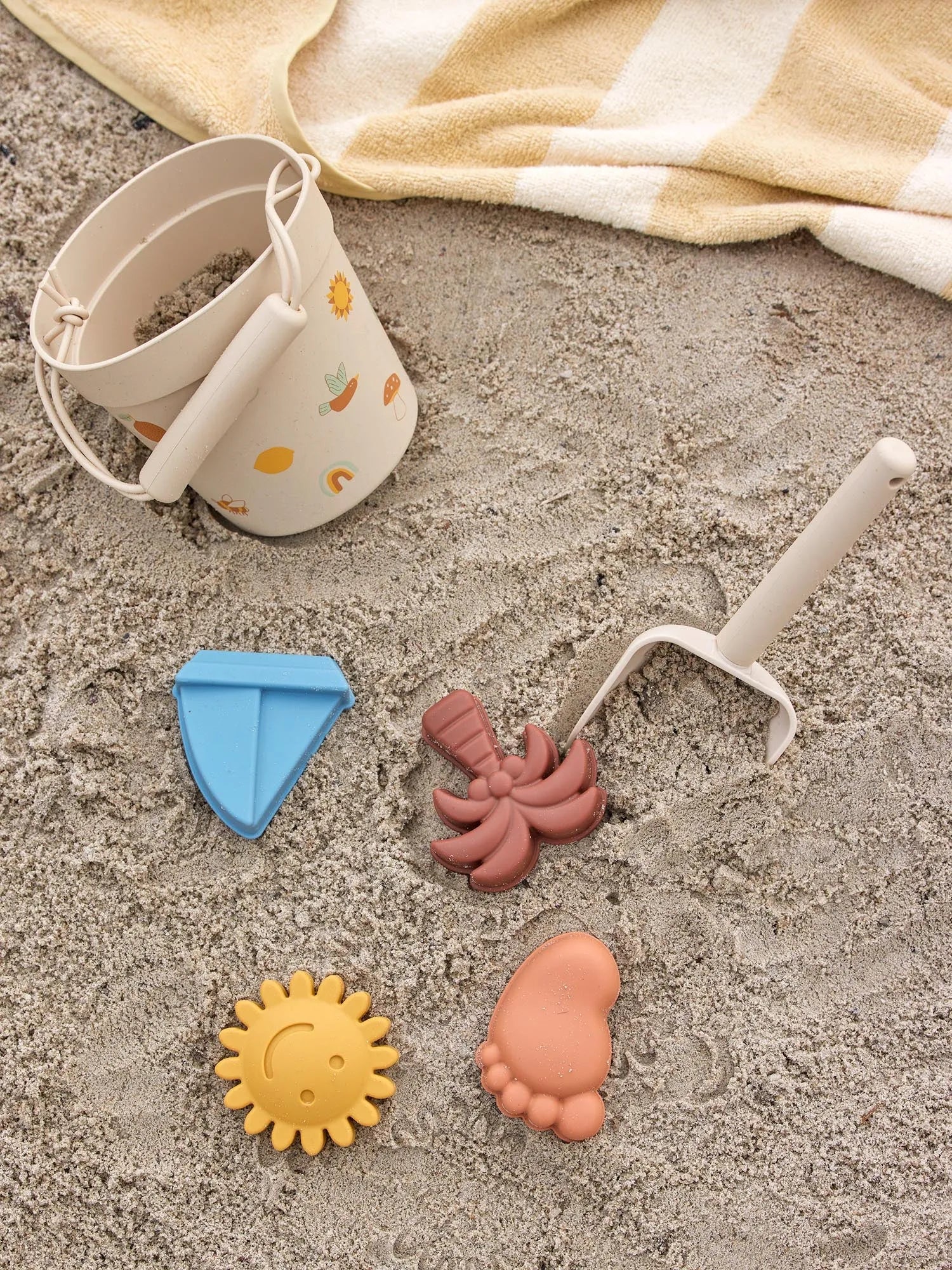 Agnes Strand- und Sandspielzeug, Natur, Silikon in Natur präsentiert im Onlineshop von KAQTU Design AG. Spielzeug ist von Bloomingville Mini