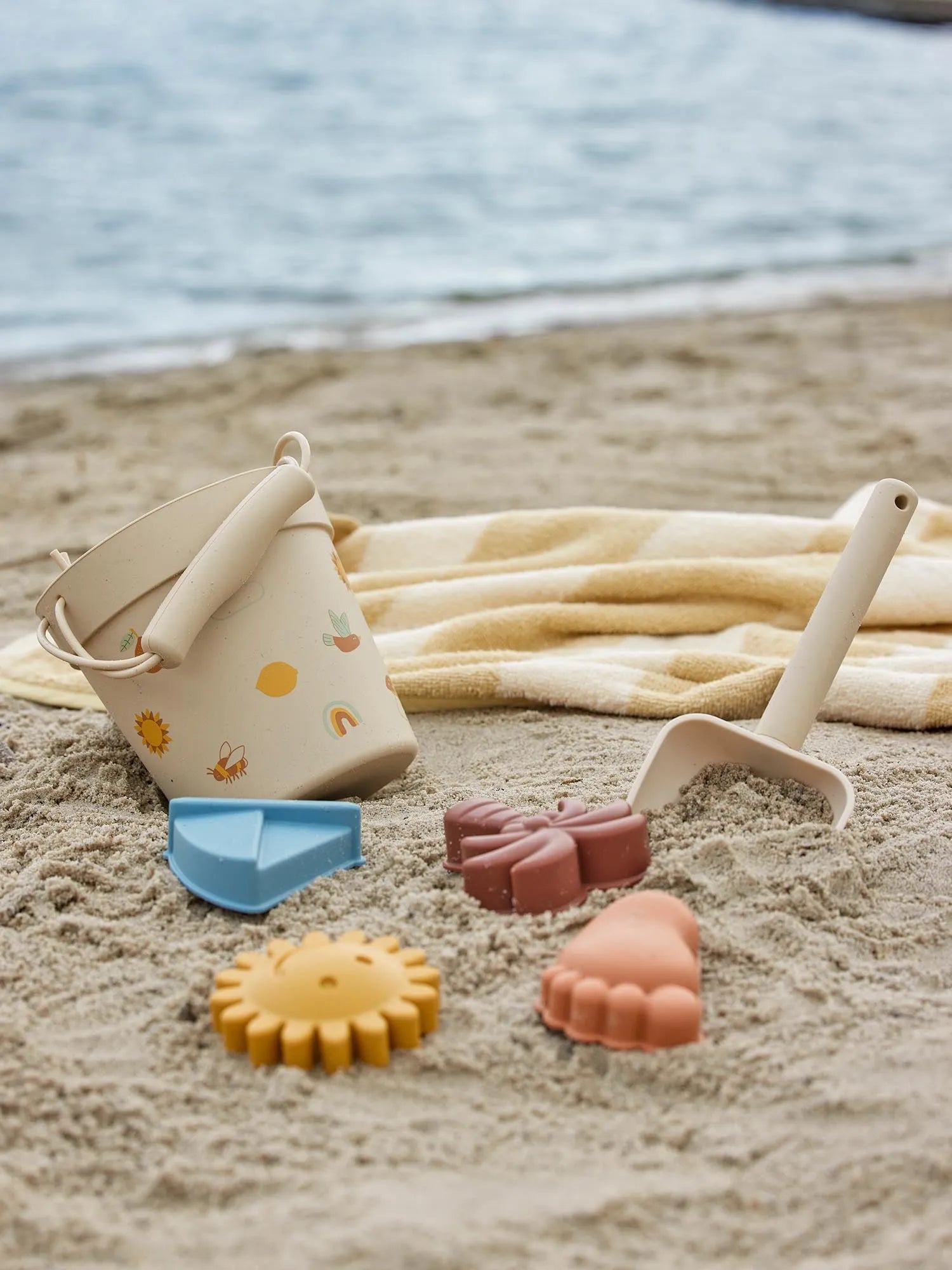 Agnes Strand- und Sandspielzeug, Natur, Silikon in Natur präsentiert im Onlineshop von KAQTU Design AG. Spielzeug ist von Bloomingville Mini