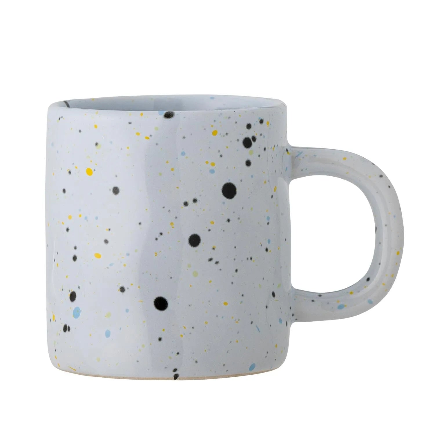 Die Sprinkle Tasse von Bloomingville: Elegantes Steingut mit blauer Glasur und Punktmuster, ideal für heiße Getränke, spülmaschinenfest.