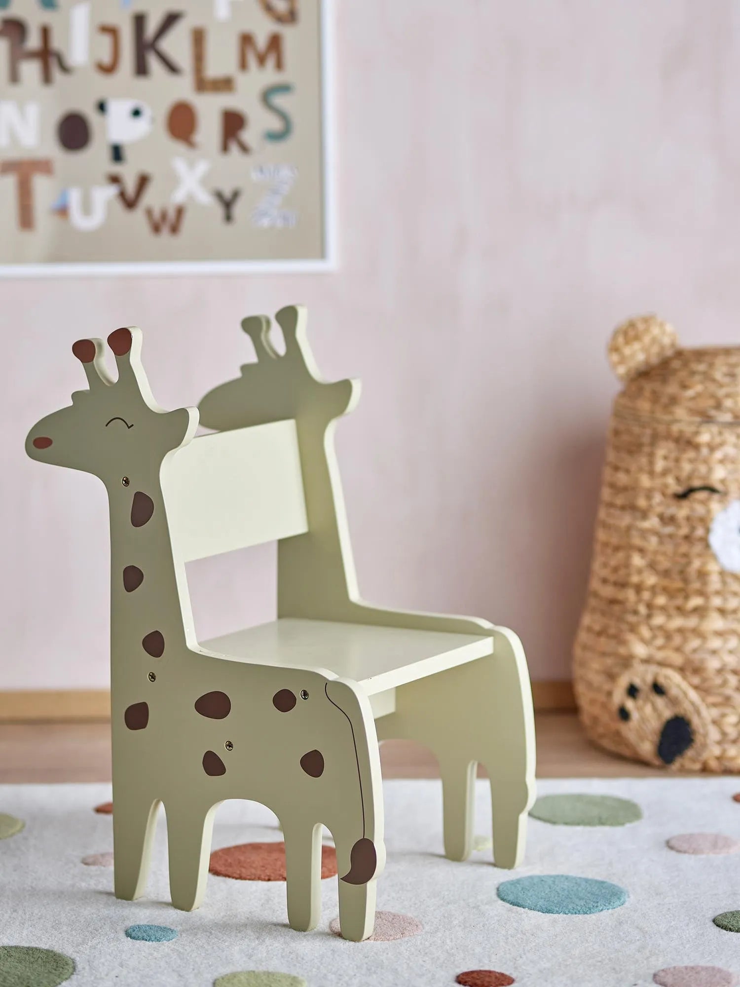 Der Ibber Stuhl in Giraffenform, aus grauem, FSC®100% MDF, vereint verspieltes Design mit nachhaltiger Qualität.