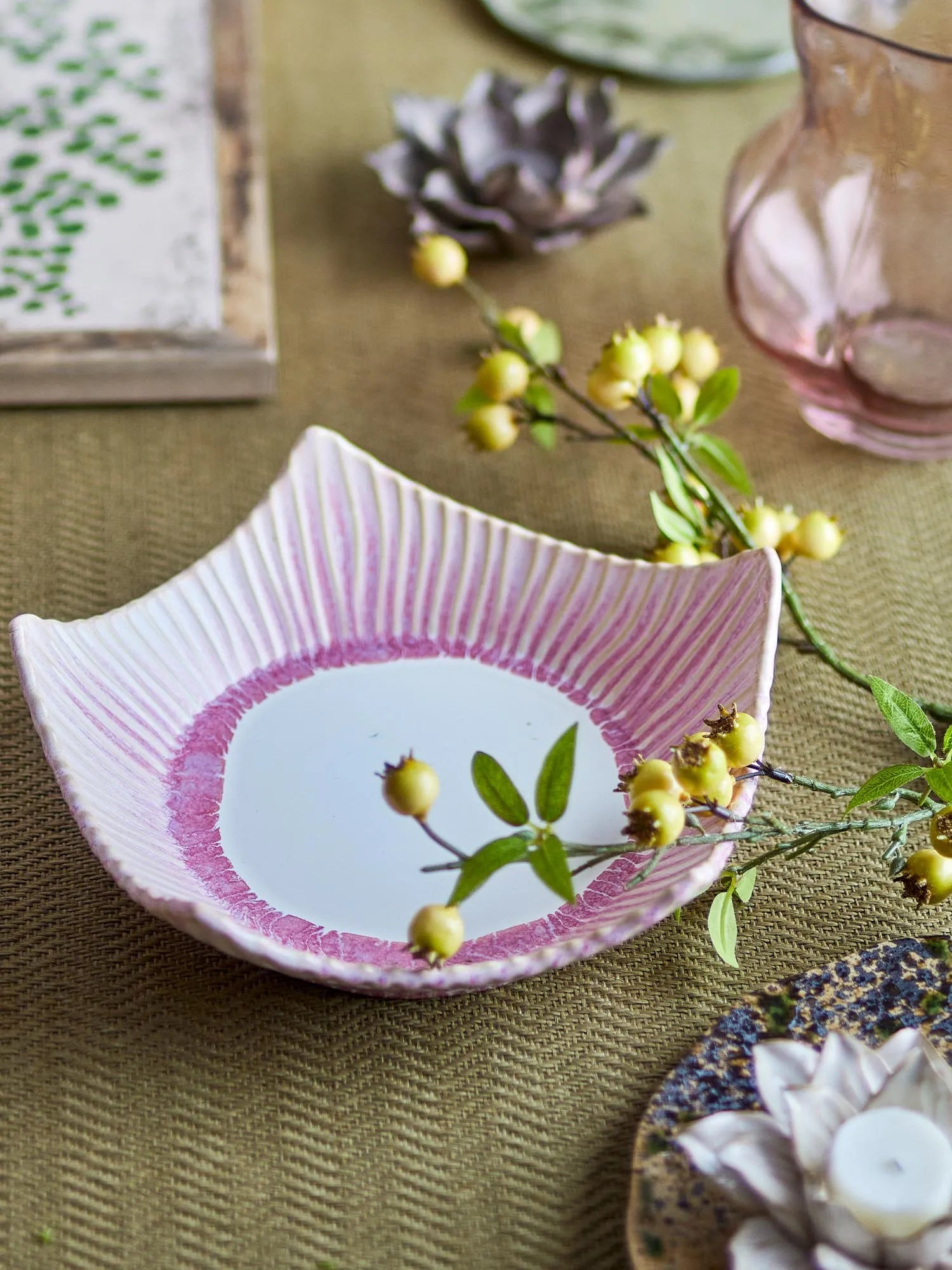 Elegante Steingutschale in Rosatönen, inspiriert von Blumen, ideal für stilvolle Tischdekoration.