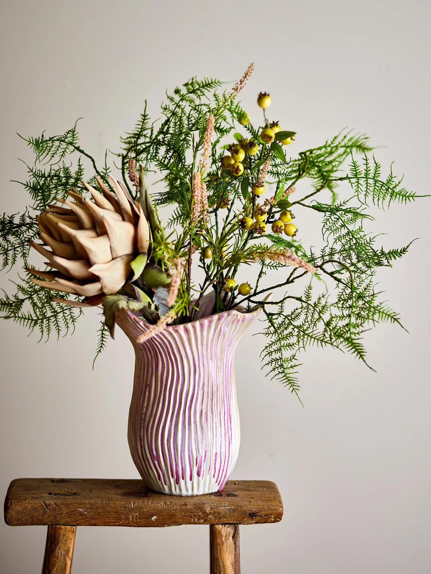 Elegante Steingutvase in Rosé, handgefertigt, mit einzigartiger Glasur. Perfekt für Blumen oder als stilvolles Deko-Objekt.