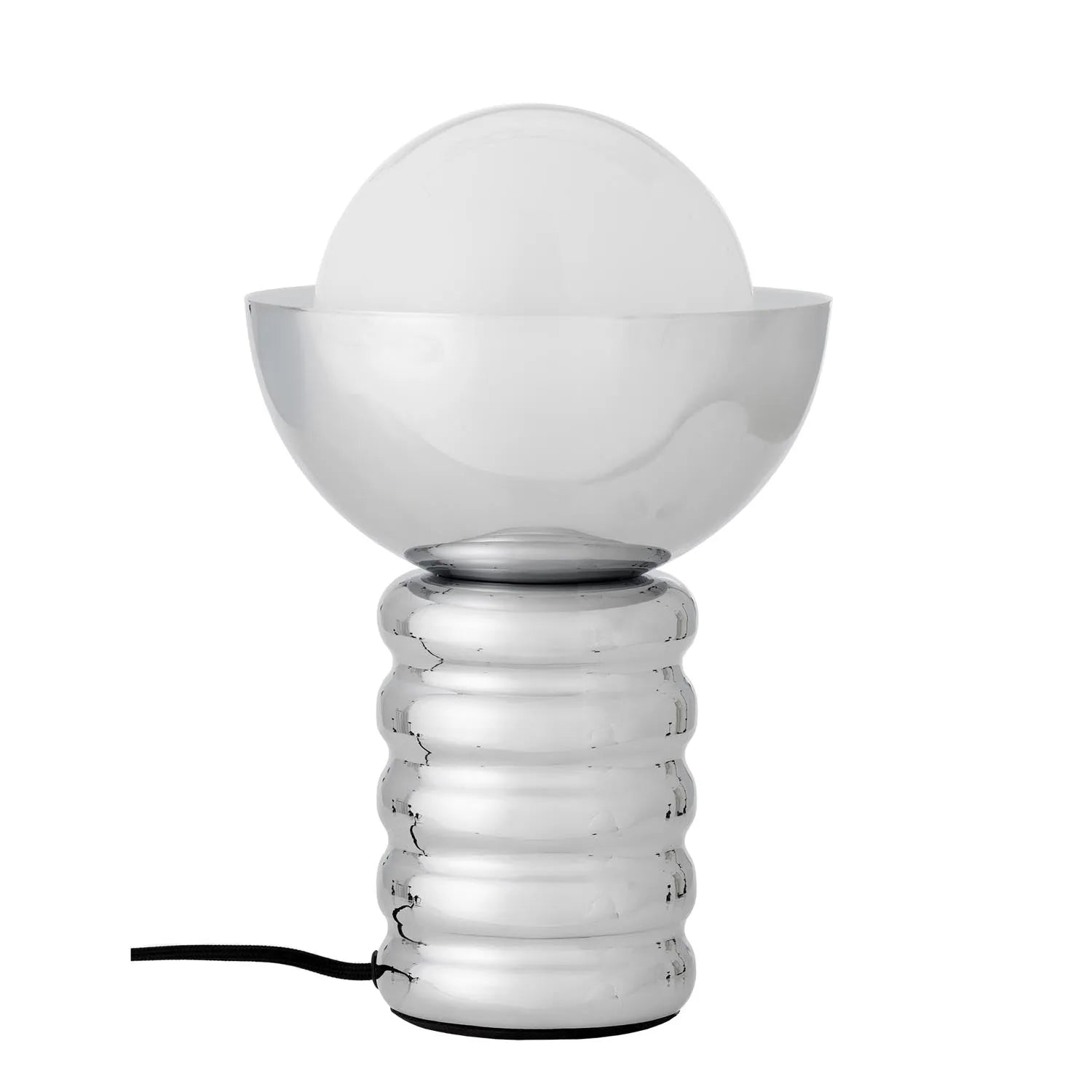 Die Spike Tischlampe von Bloomingville besticht durch ihr blasenförmiges Design in glänzendem Chrom, ideal für moderne Eleganz.