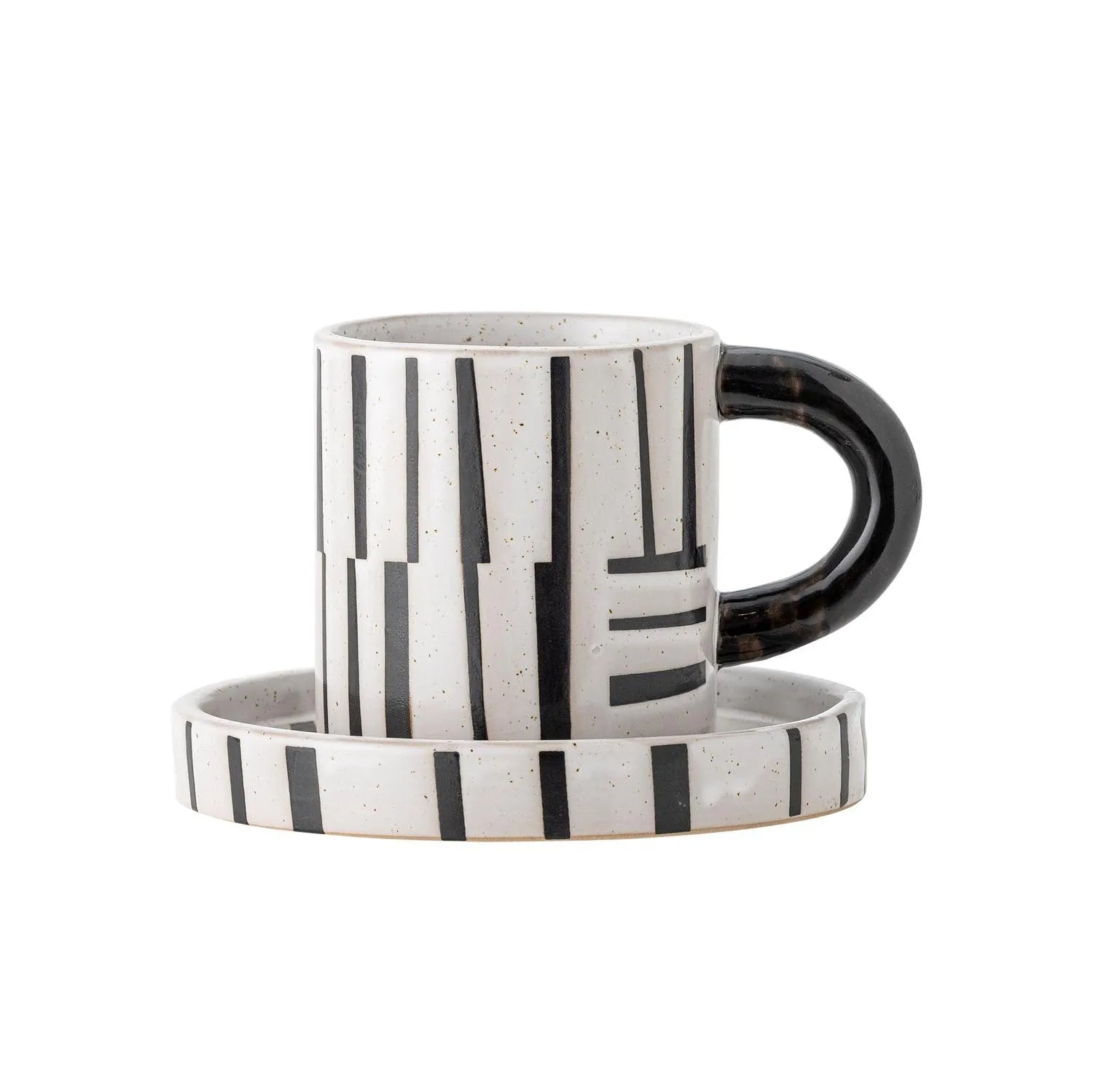 Frankie Tasse mit Untertasse, Schwarz, Steingut in Schwarz präsentiert im Onlineshop von KAQTU Design AG. Tasse ist von Bloomingville