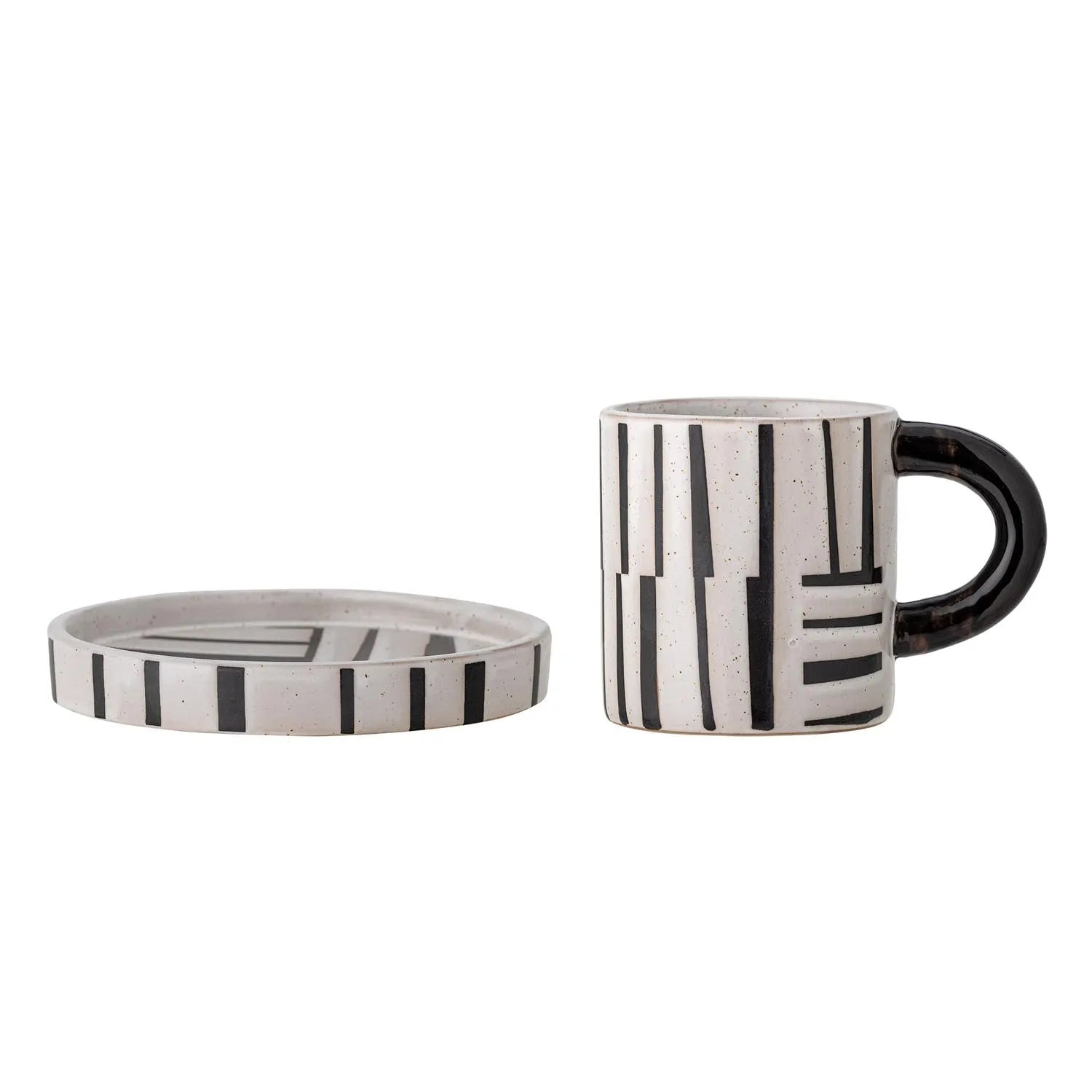 Frankie Tasse mit Untertasse, Schwarz, Steingut in Schwarz präsentiert im Onlineshop von KAQTU Design AG. Tasse ist von Bloomingville