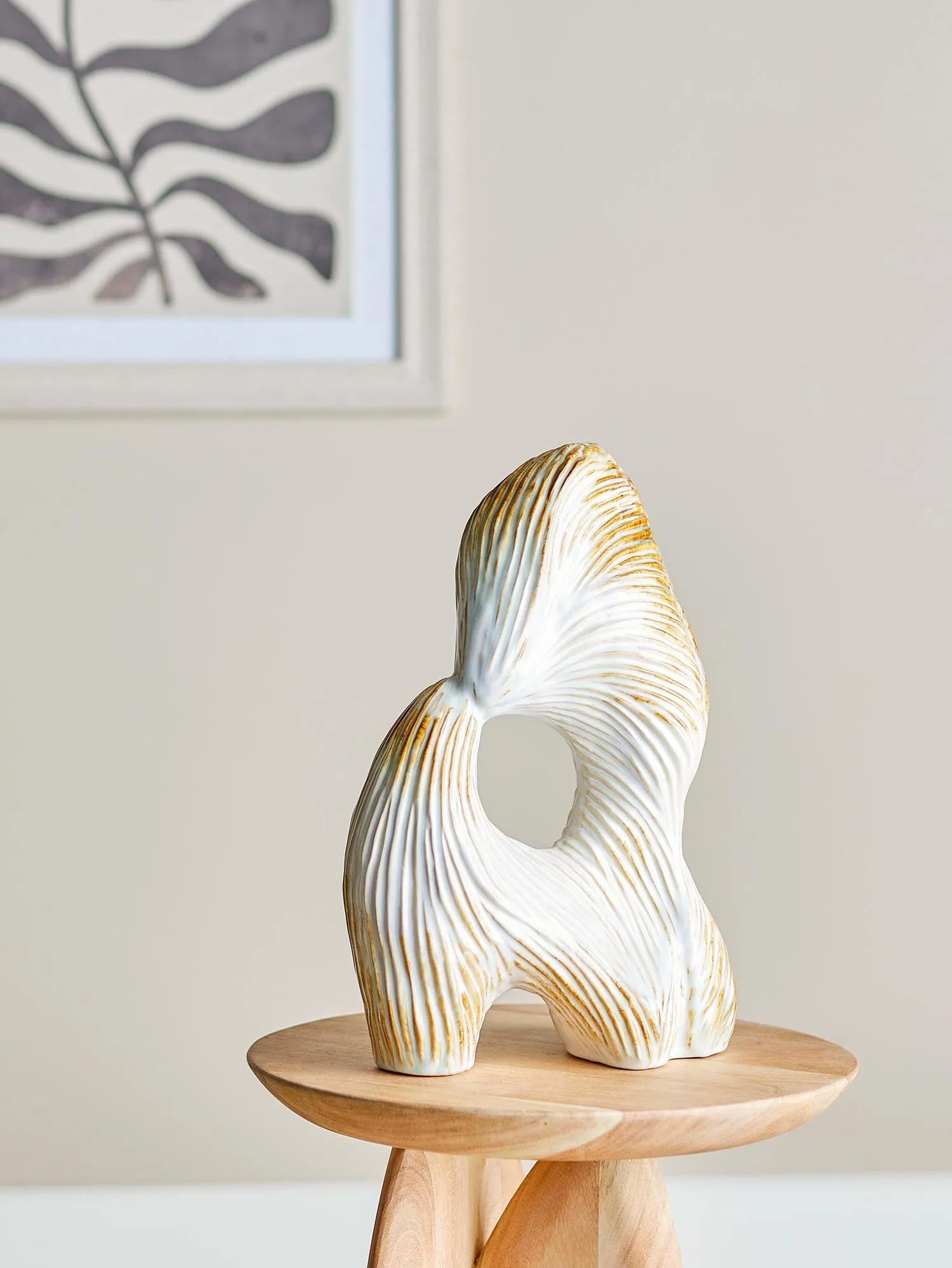 Die Eviella Deko von Bloomingville: Elegante Steingut-Skulptur, inspiriert von der Natur, für zeitlose Schönheit in Ihrem Zuhause.