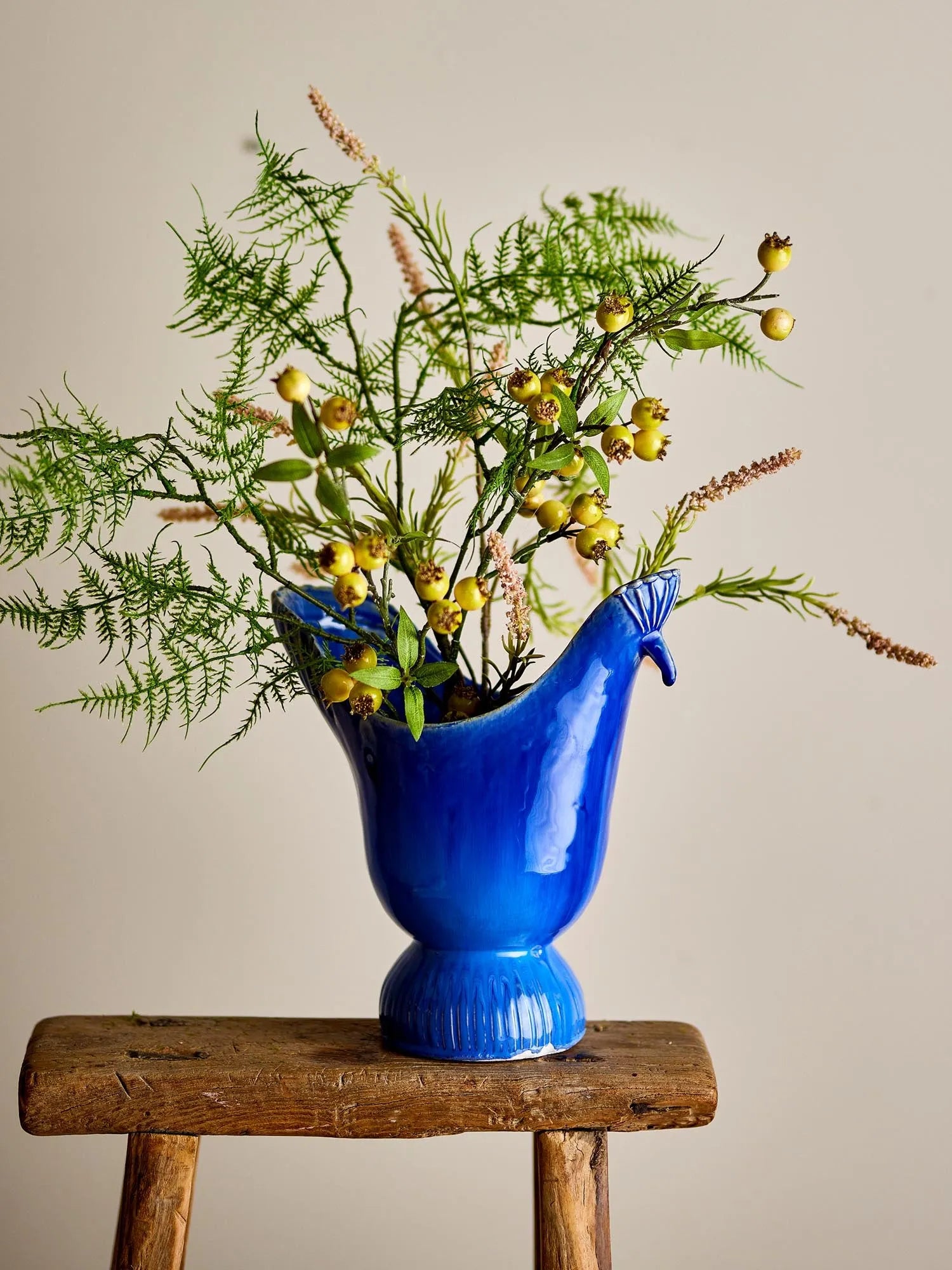 Die Wylie Vase in Blau: Eleganz und Funktionalität vereint, inspiriert vom Pfau, aus robustem Steingut für zeitlose Dekoration.