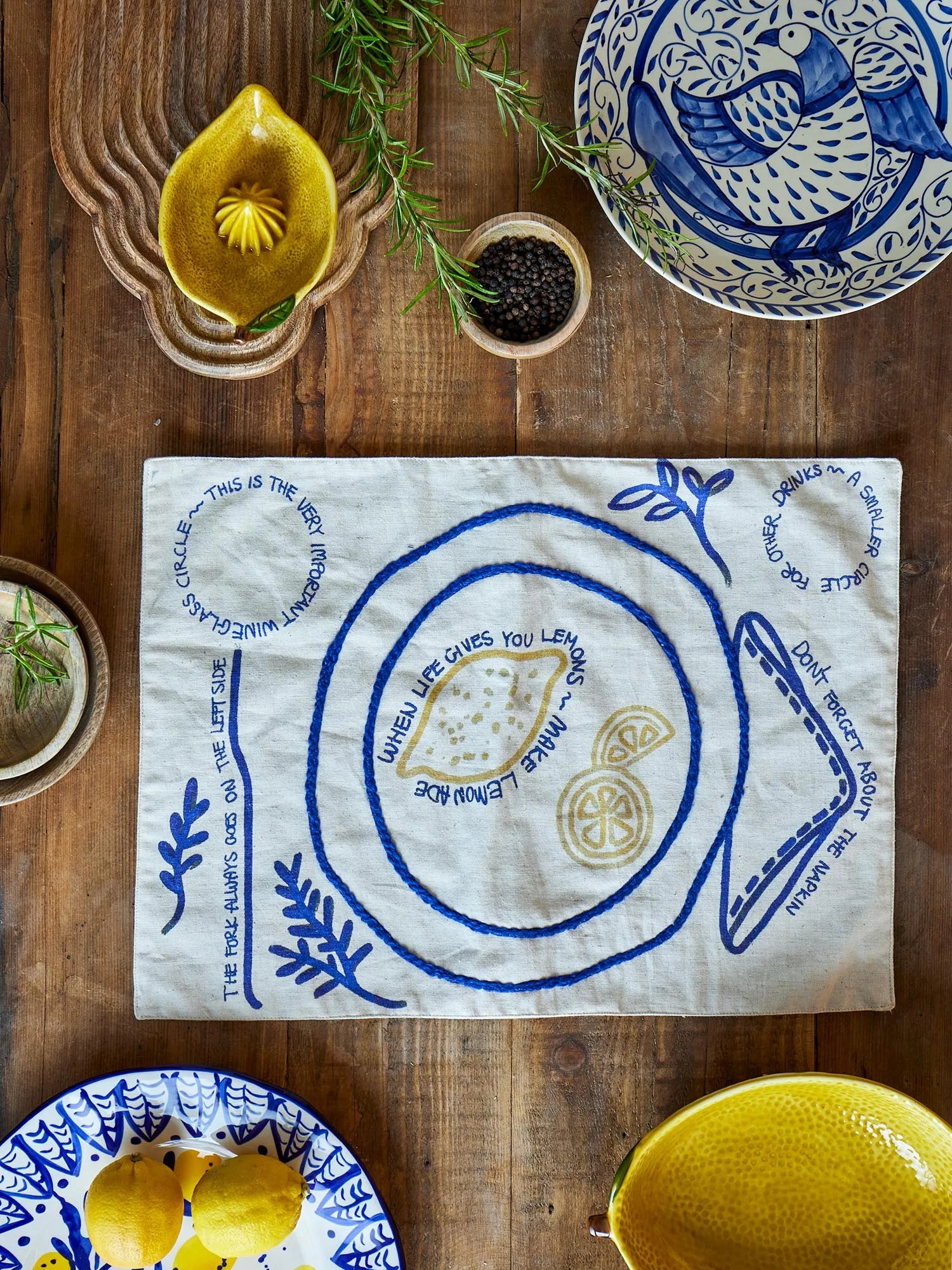 Limone Platzdeckchen, Blau, Baumwolle in Blau präsentiert im Onlineshop von KAQTU Design AG. Tischset ist von Creative Collection