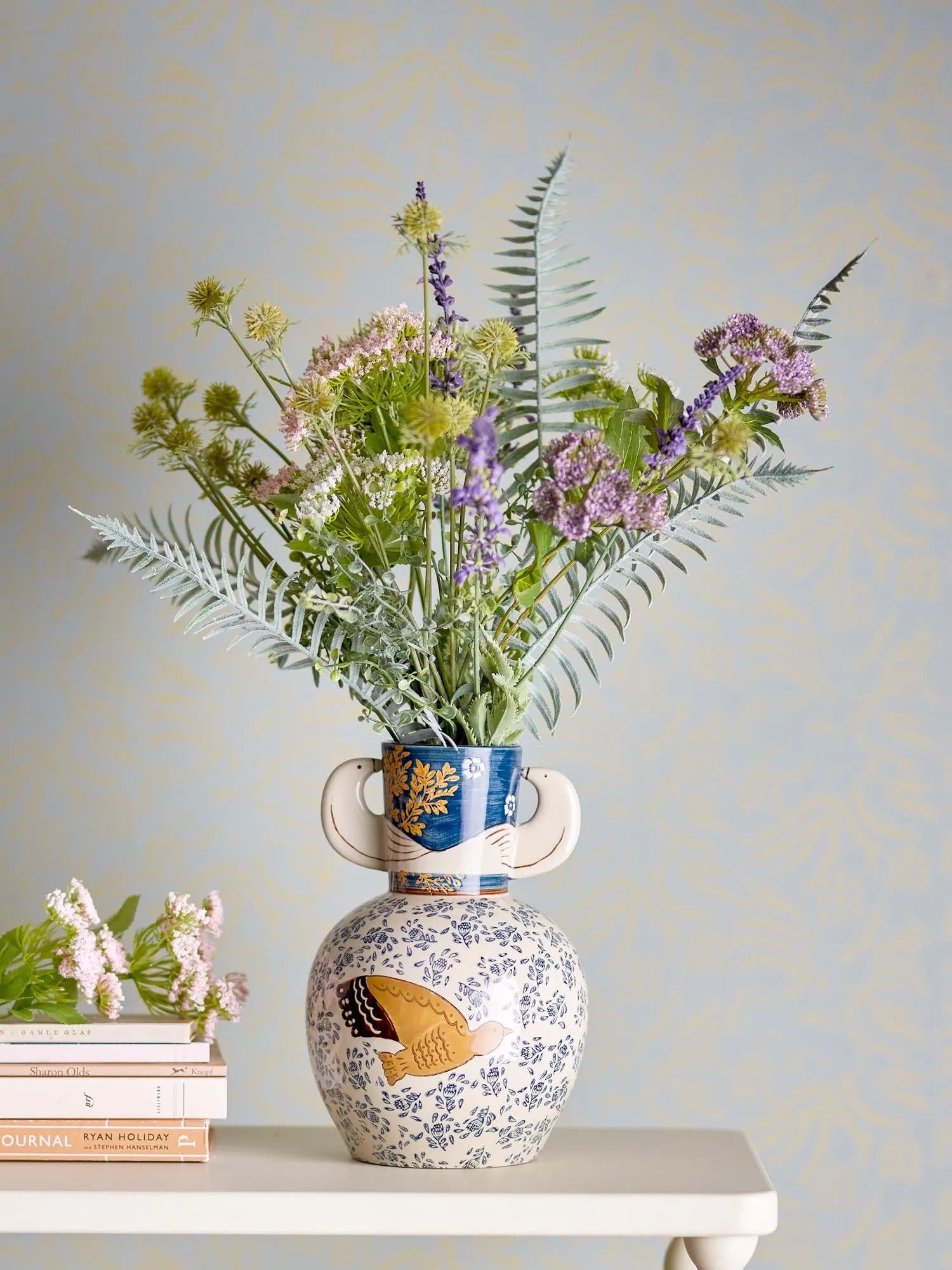 Hezha Vase, Blue, Steingut in Blau präsentiert im Onlineshop von KAQTU Design AG. Vase ist von Bloomingville