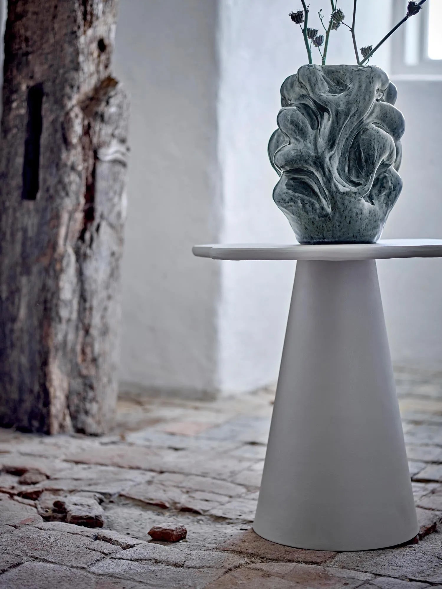 Vuelle Vase, Grau, Steingut in Grau präsentiert im Onlineshop von KAQTU Design AG. Vase ist von Bloomingville