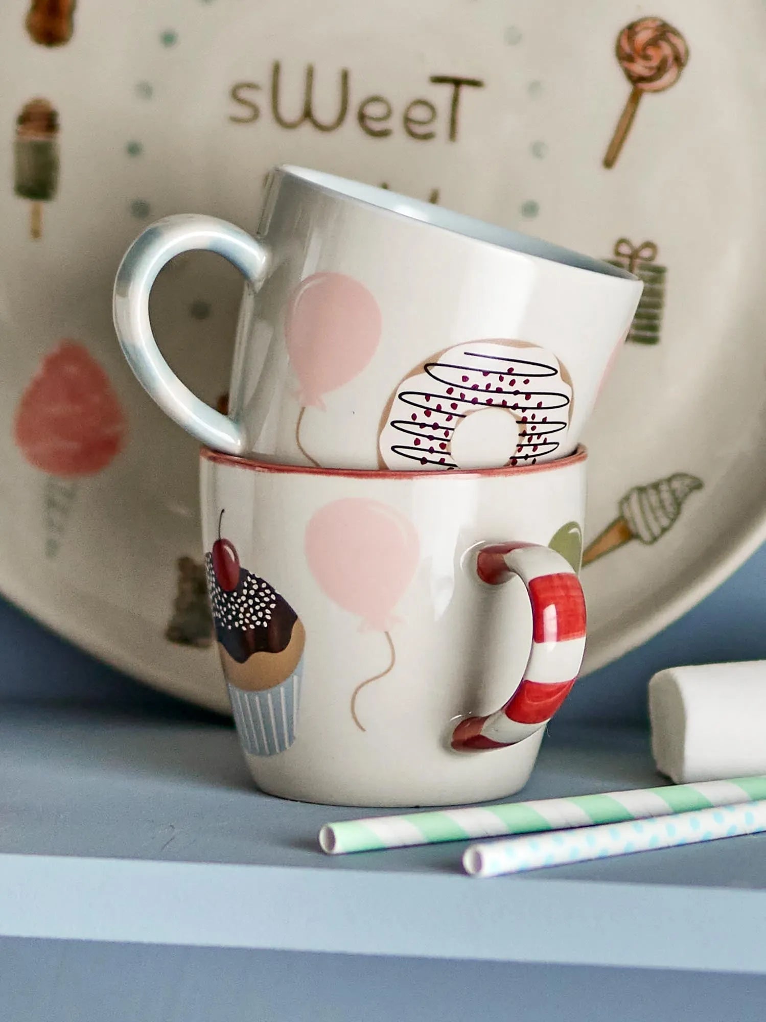 Die Darby Tasse in Rot von Bloomingville MINI: Verspieltes Design aus Steingut, ideal für Kinder, spülmaschinenfest und langlebig.