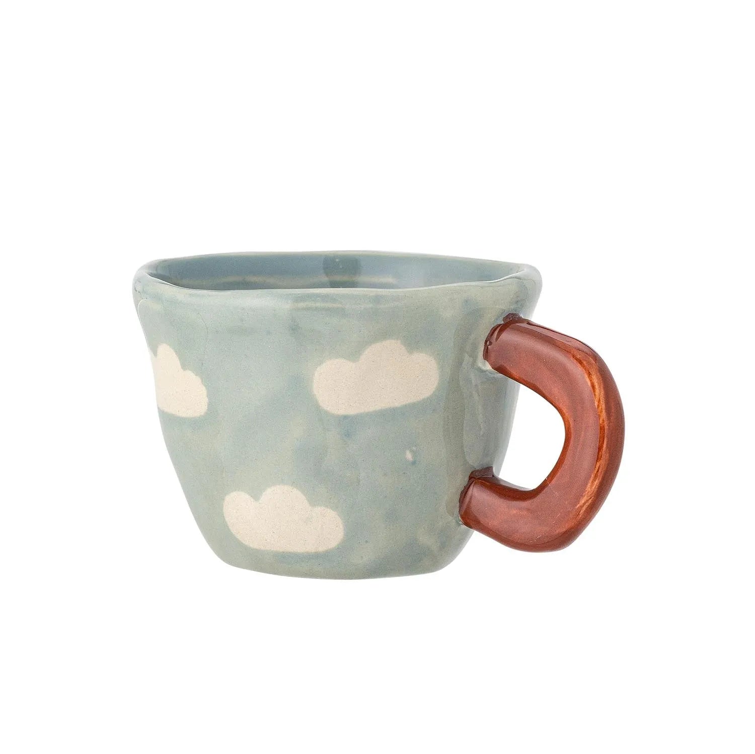 Die Nini Tasse in sanftem Blau mit Wolkenmotiv bringt skandinavischen Charme und Funktionalität in jede Küche.