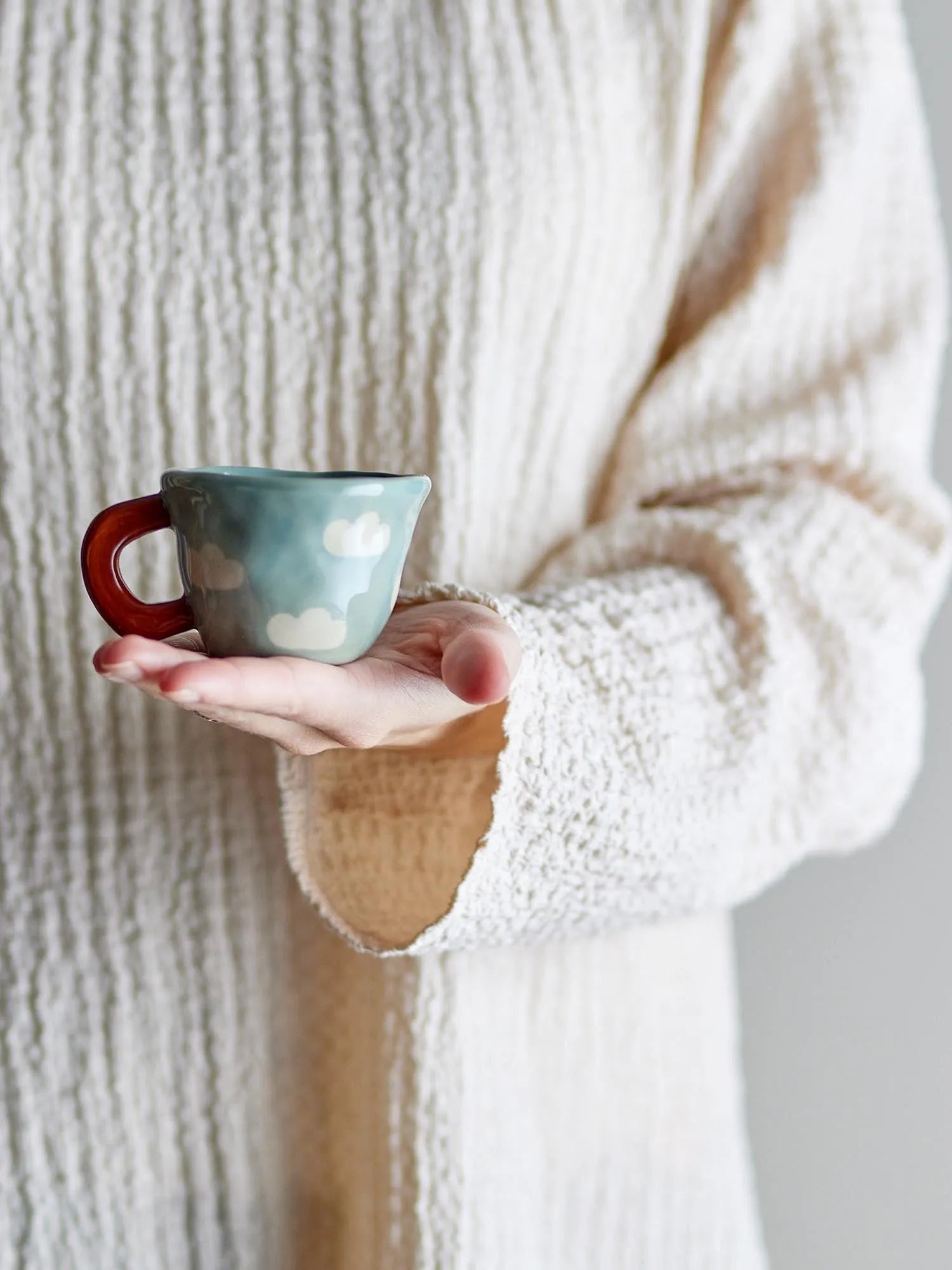 Die Nini Tasse in sanftem Blau mit Wolkenmotiv bringt skandinavischen Charme und Funktionalität in jede Küche.