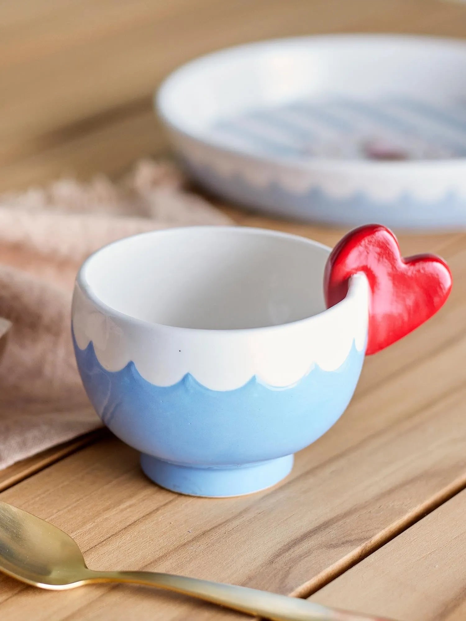 Lively Tasse, Blau, Steingut in Blau präsentiert im Onlineshop von KAQTU Design AG. Tasse ist von Bloomingville