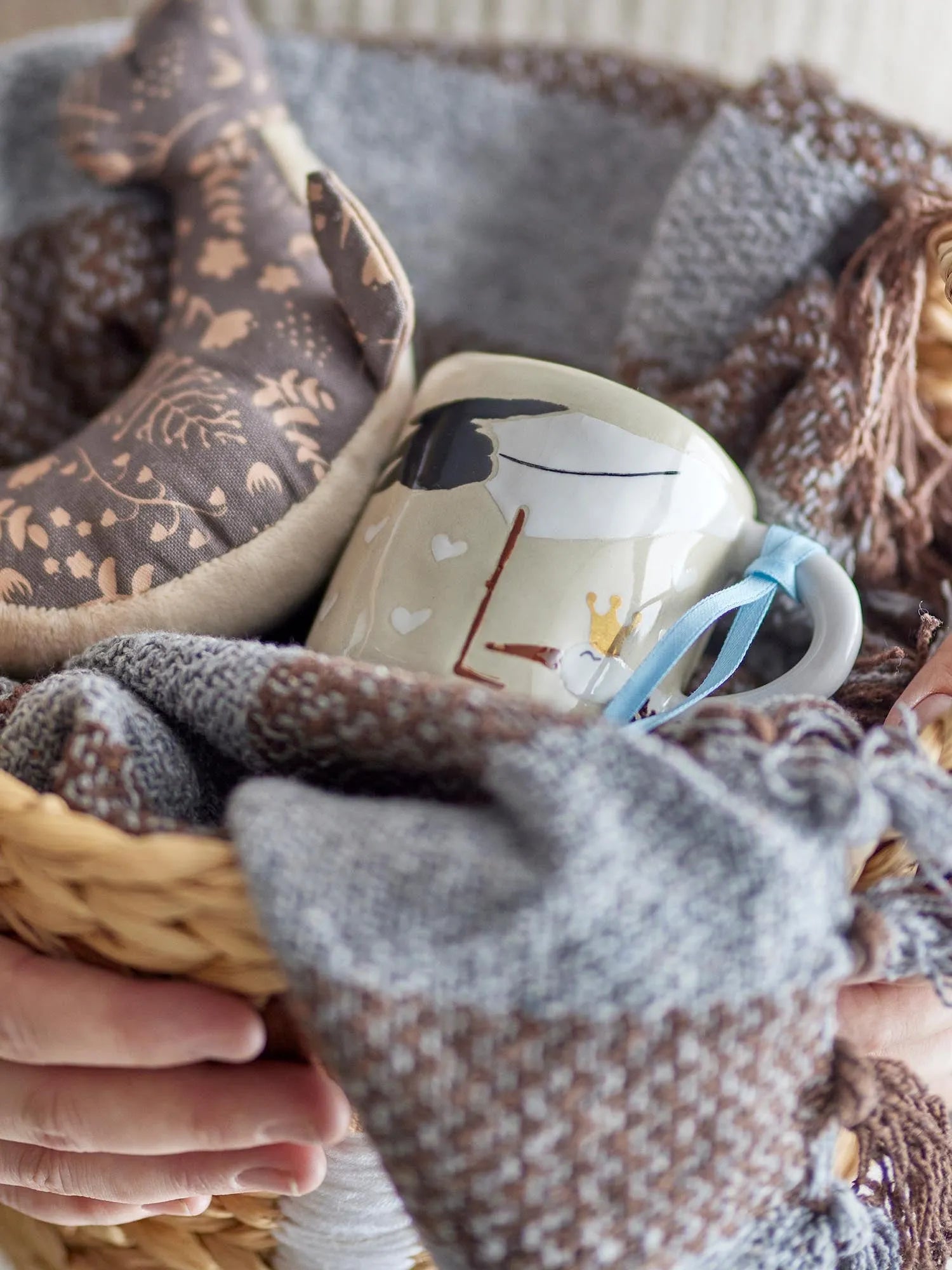 Bambino Tasse, Natur, Steingut in Natur präsentiert im Onlineshop von KAQTU Design AG. Tasse ist von Bloomingville Mini