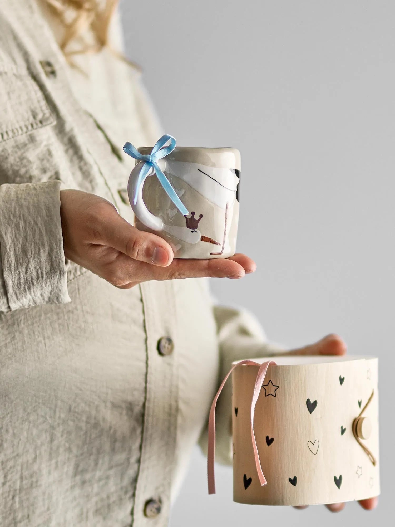 Bambino Tasse, Natur, Steingut in Natur präsentiert im Onlineshop von KAQTU Design AG. Tasse ist von Bloomingville Mini